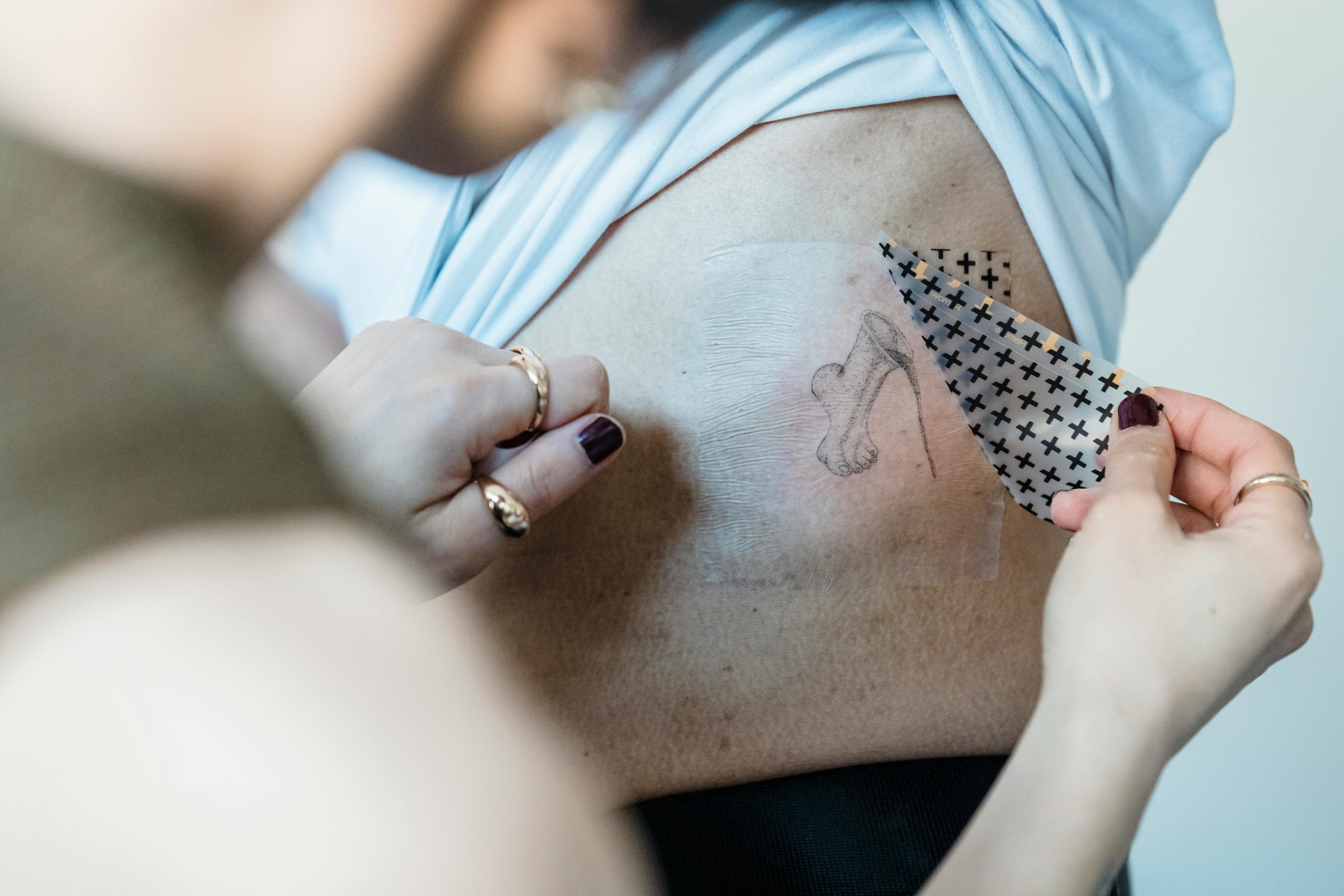 Méthodes pour enlever un tatouage éphémère rapidement
