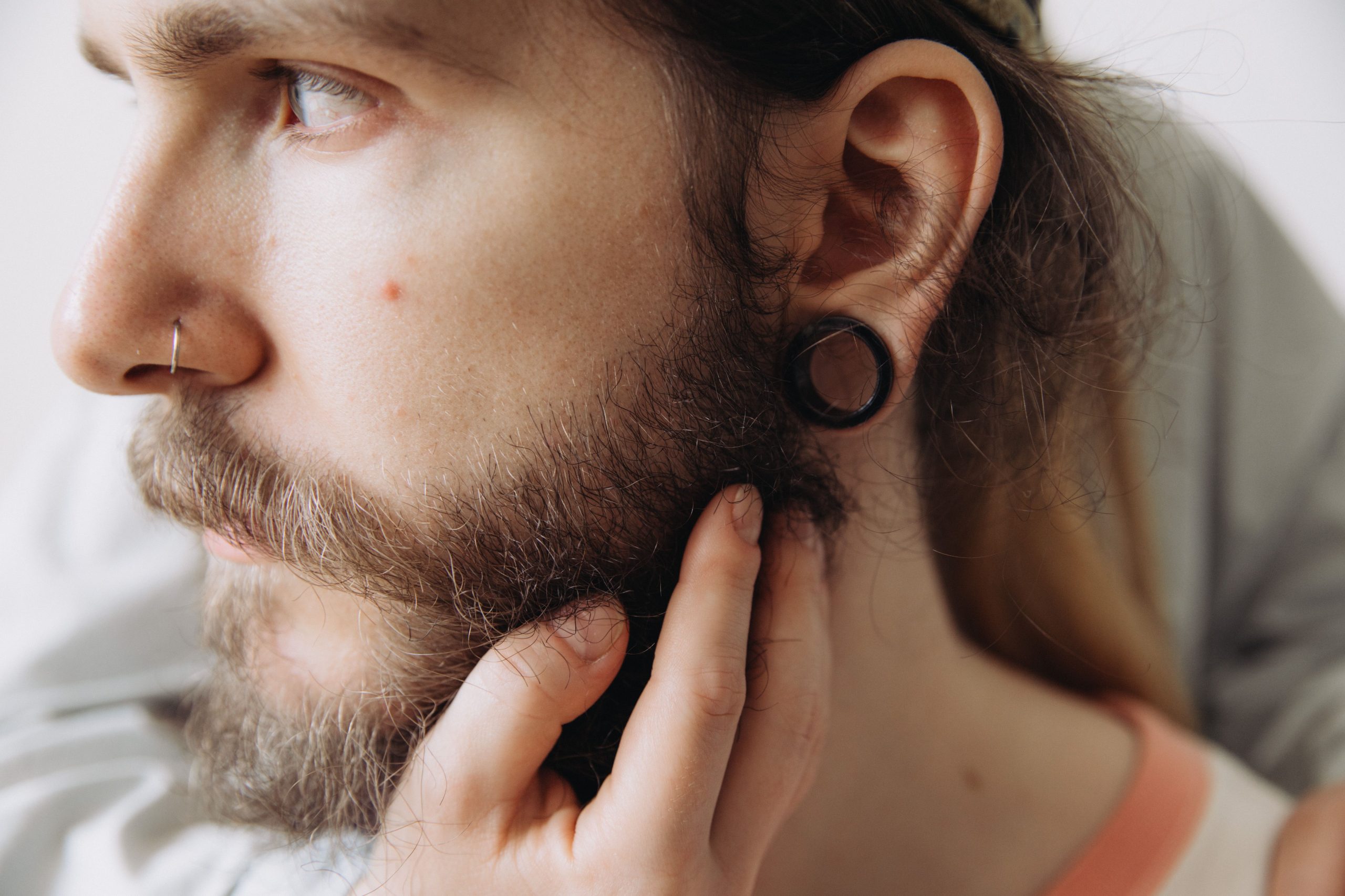 Portrait homme barbu portant boucles d'oreilles