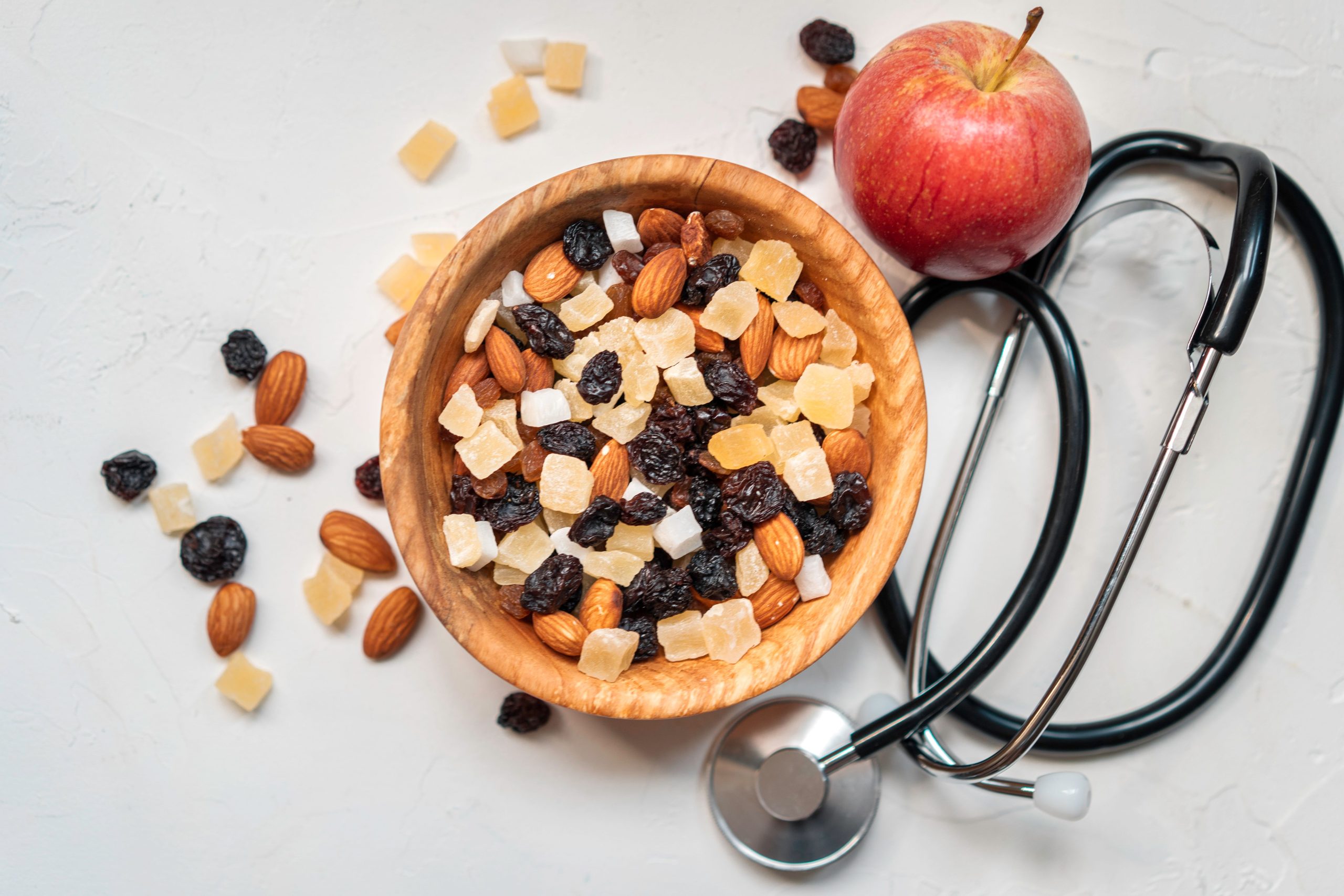 Bol de fruits secs et noix avec stéthoscope