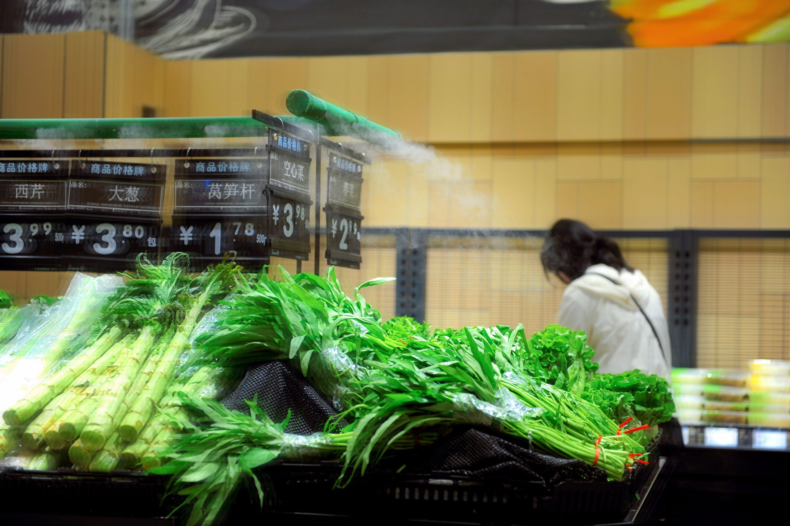 Légumes verts brumisés en supermarché intérieur