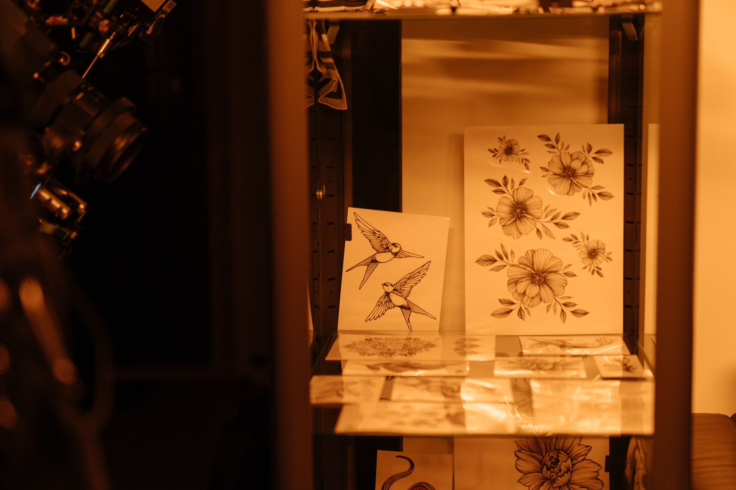 Croquis de fleurs et oiseaux en studio de tatouage