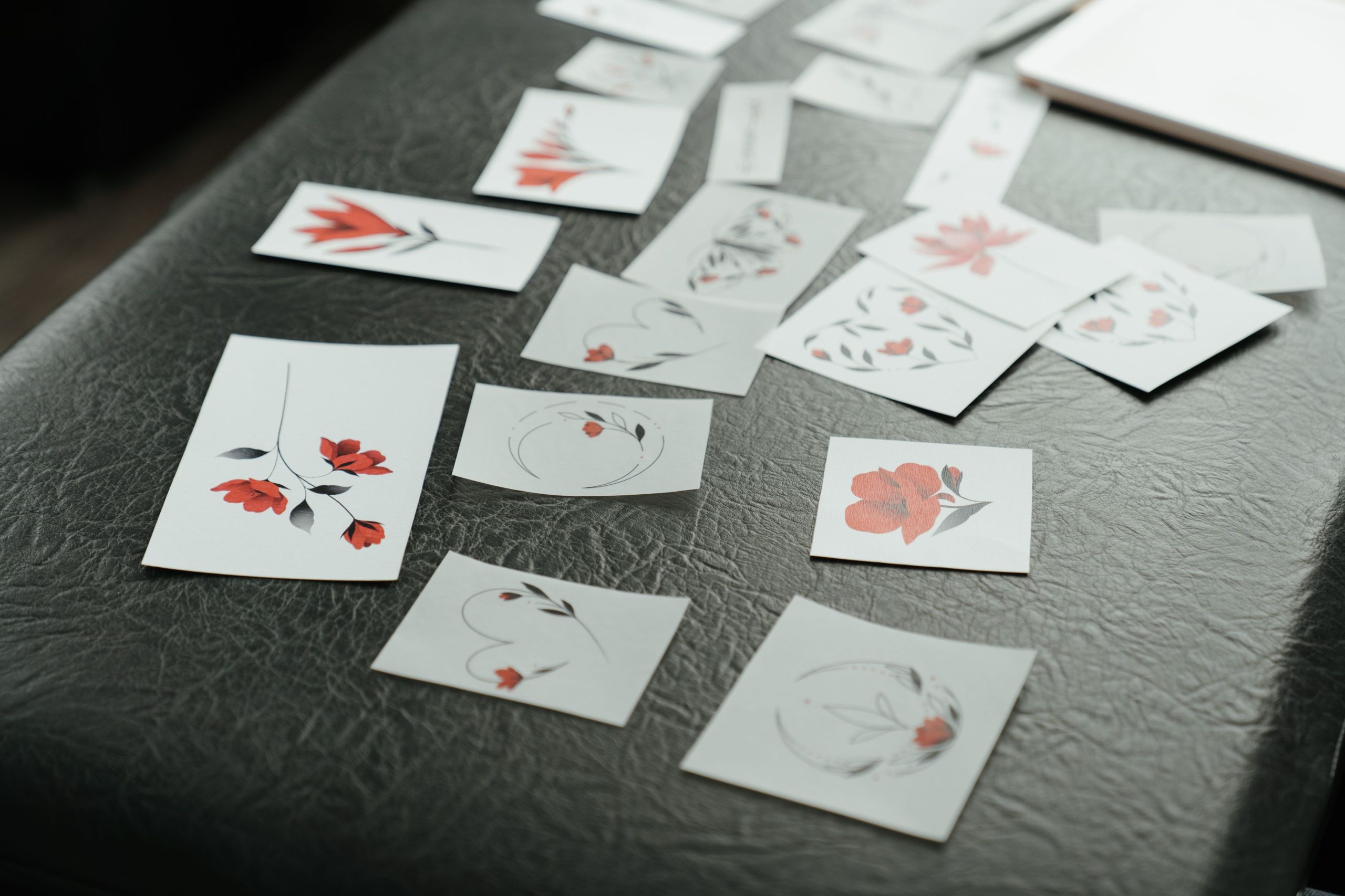 Esquisses de tatouage floral sur surface sombre