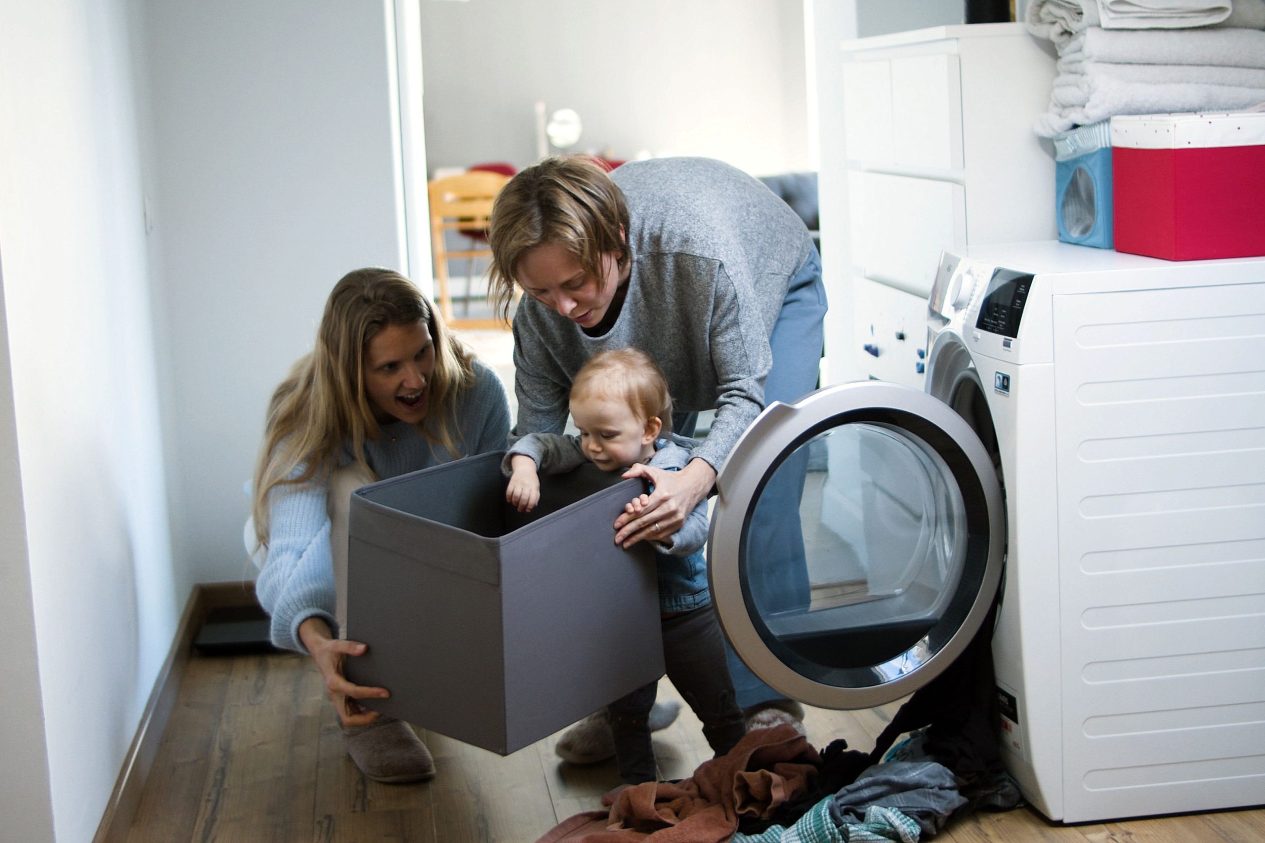 Mère et enfant font la lessive ensemble