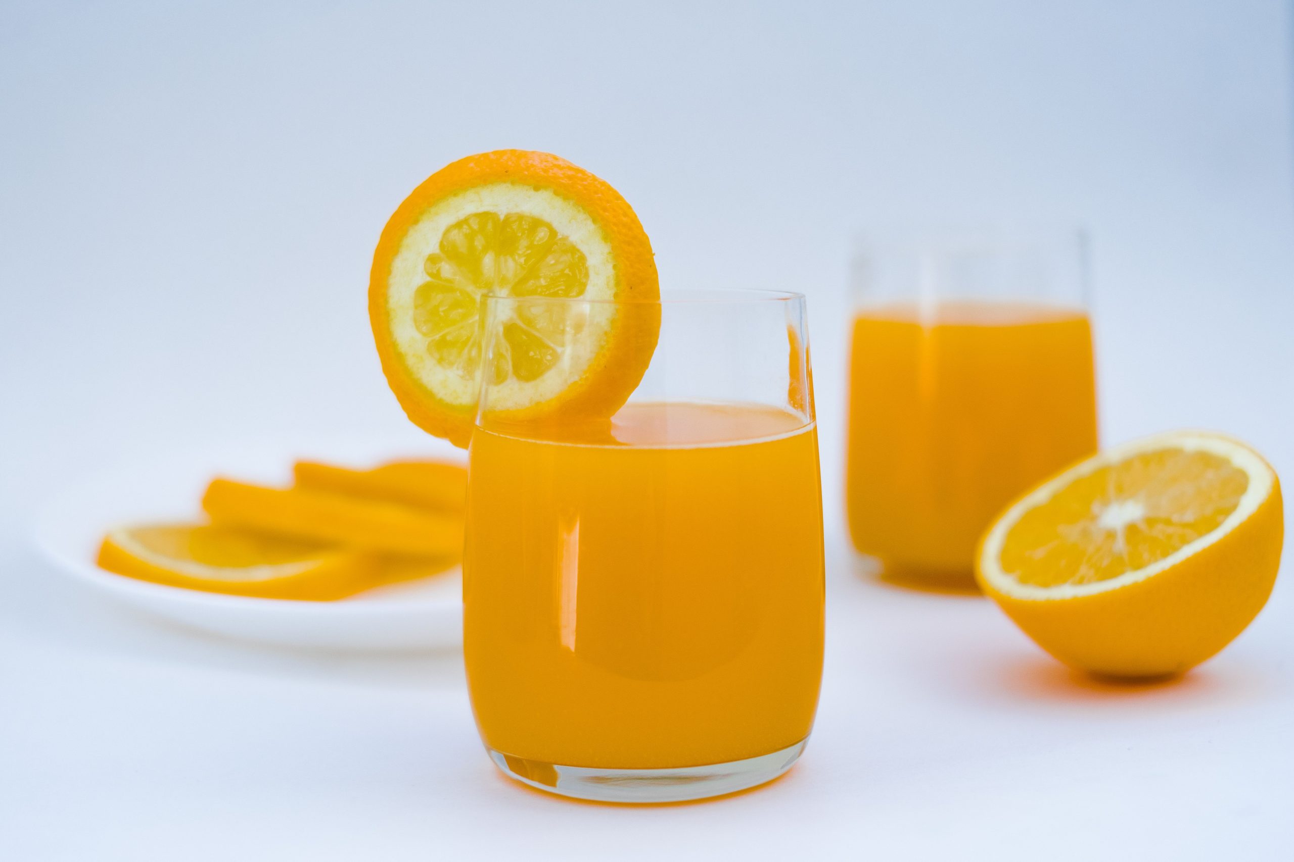 Jus d'orange pressée frais avec tranche d'orange