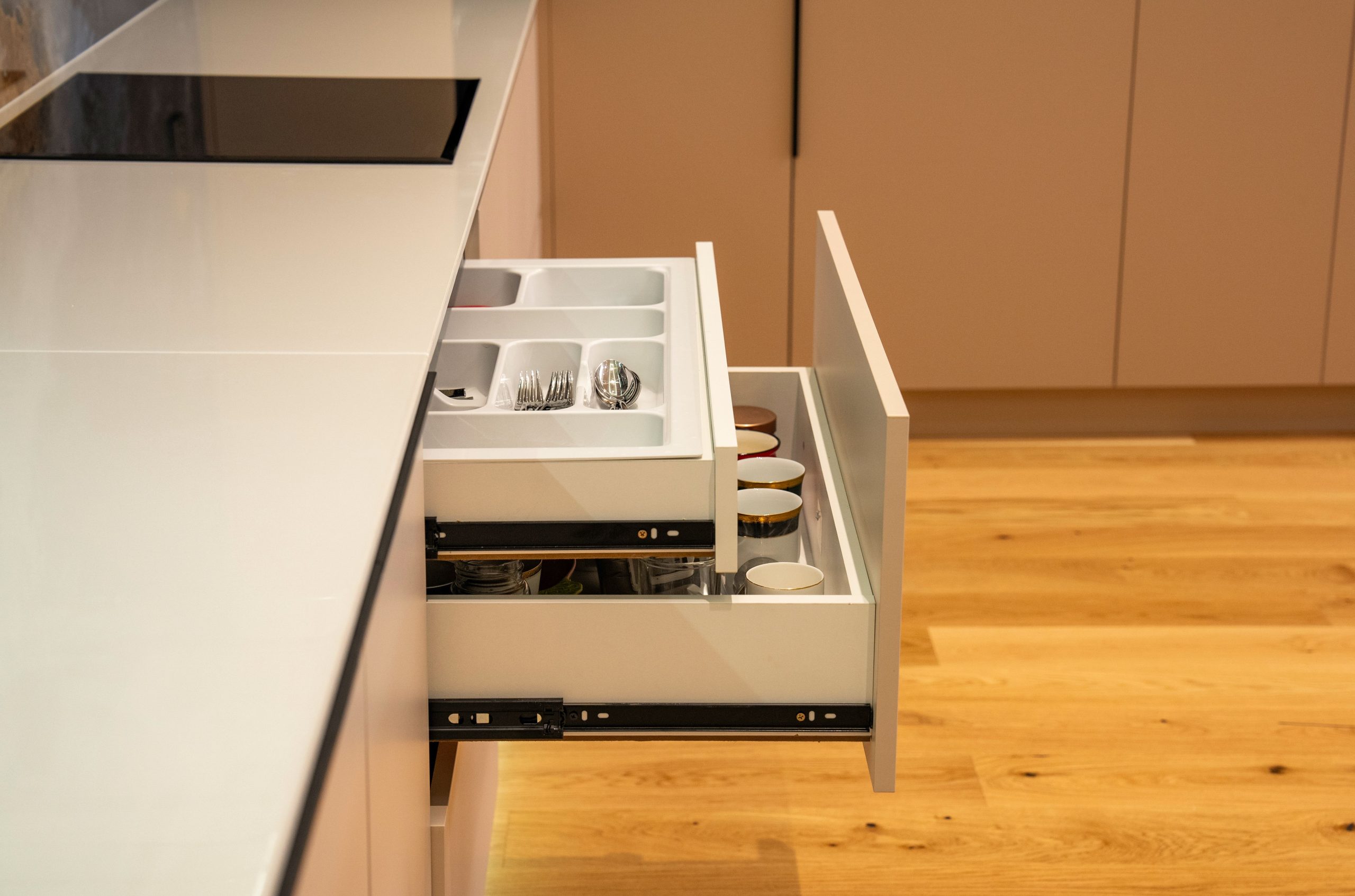 Tiroir cuisine ouvert avec diviseurs couverts