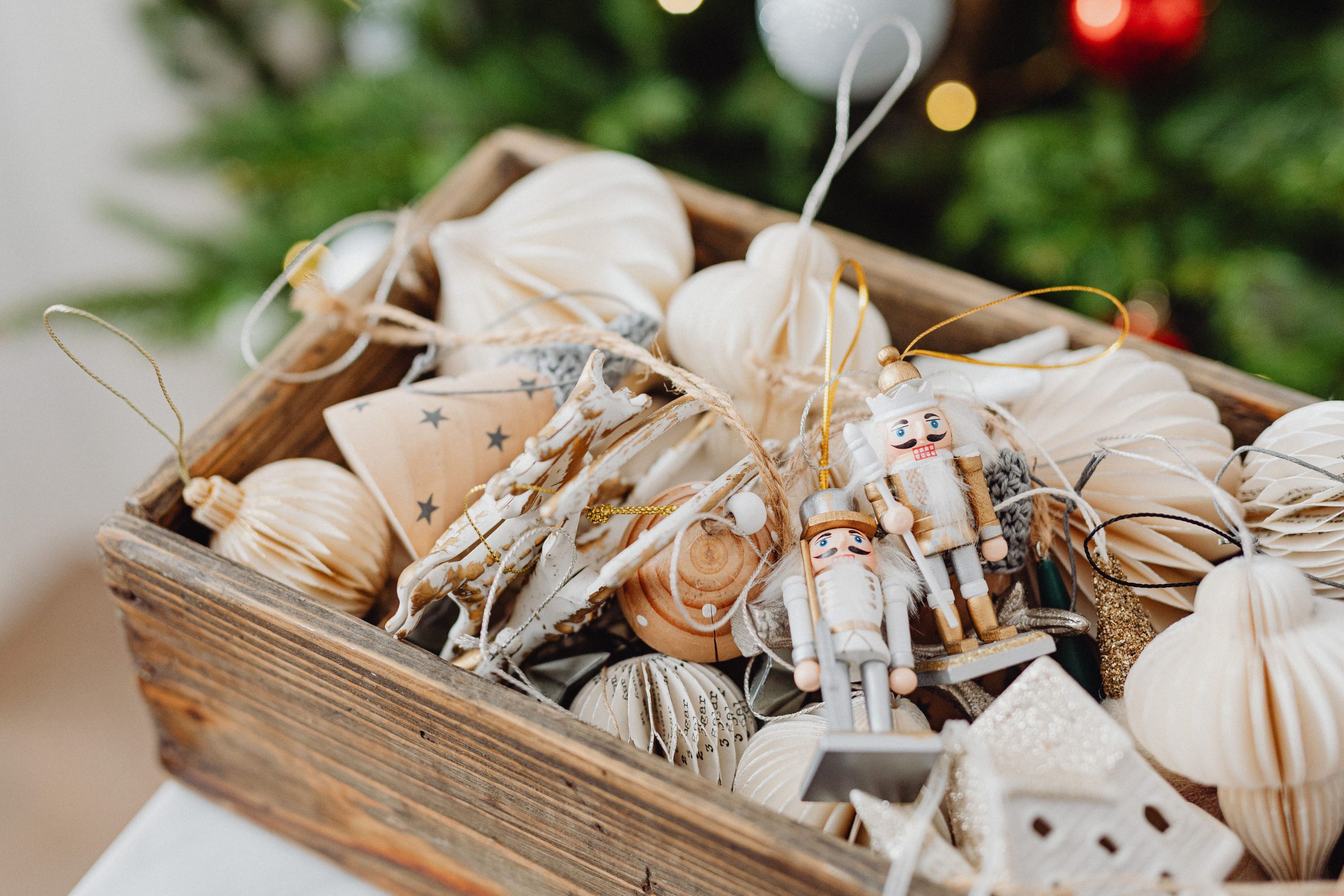 Boîte en bois remplie d'ornements de Noël élégants