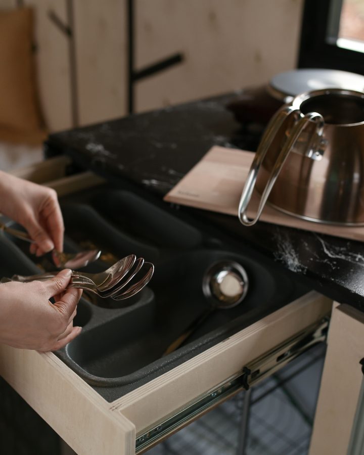Femme organisant cuillères dans cuisine