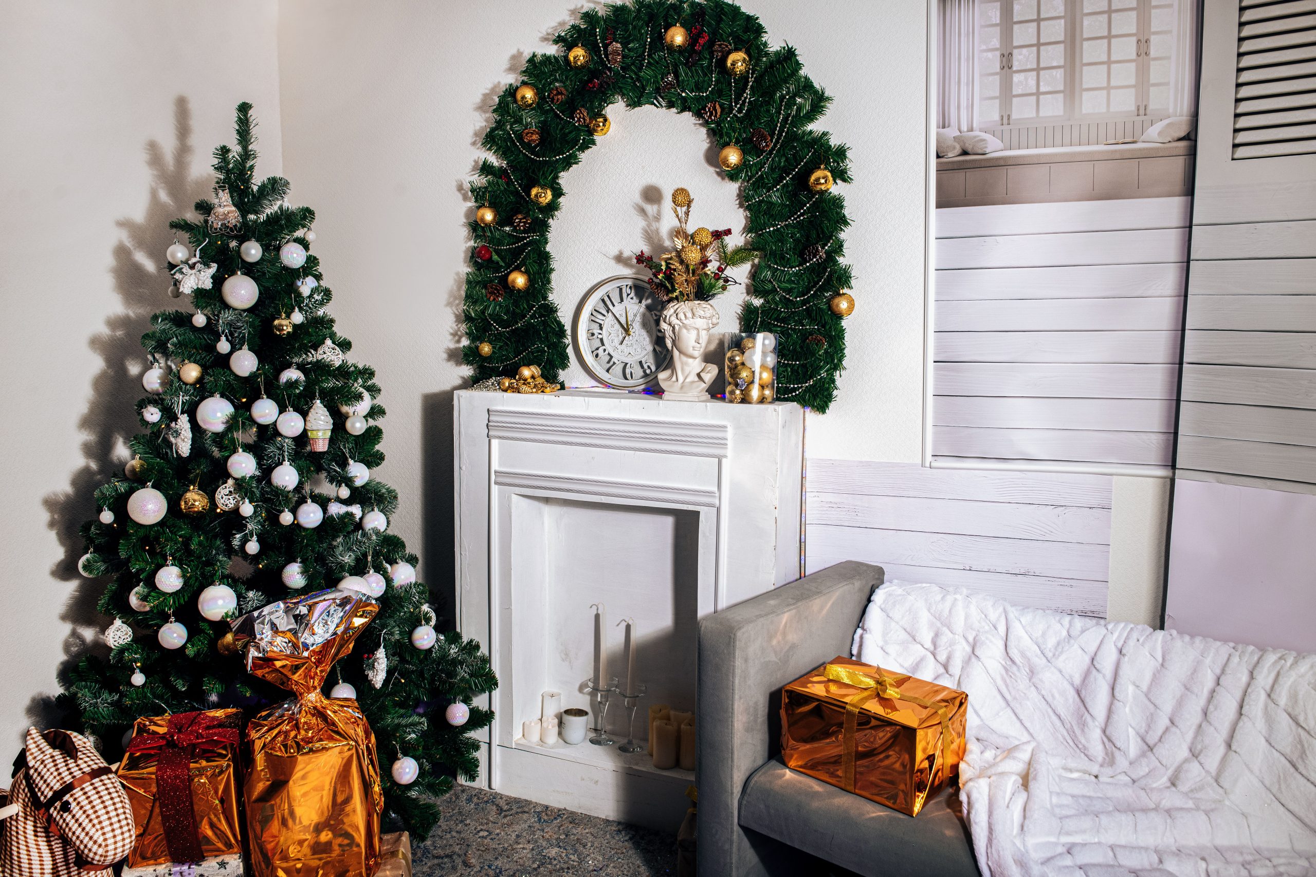 Salon cosy avec sapin, cadeaux et décoration festive