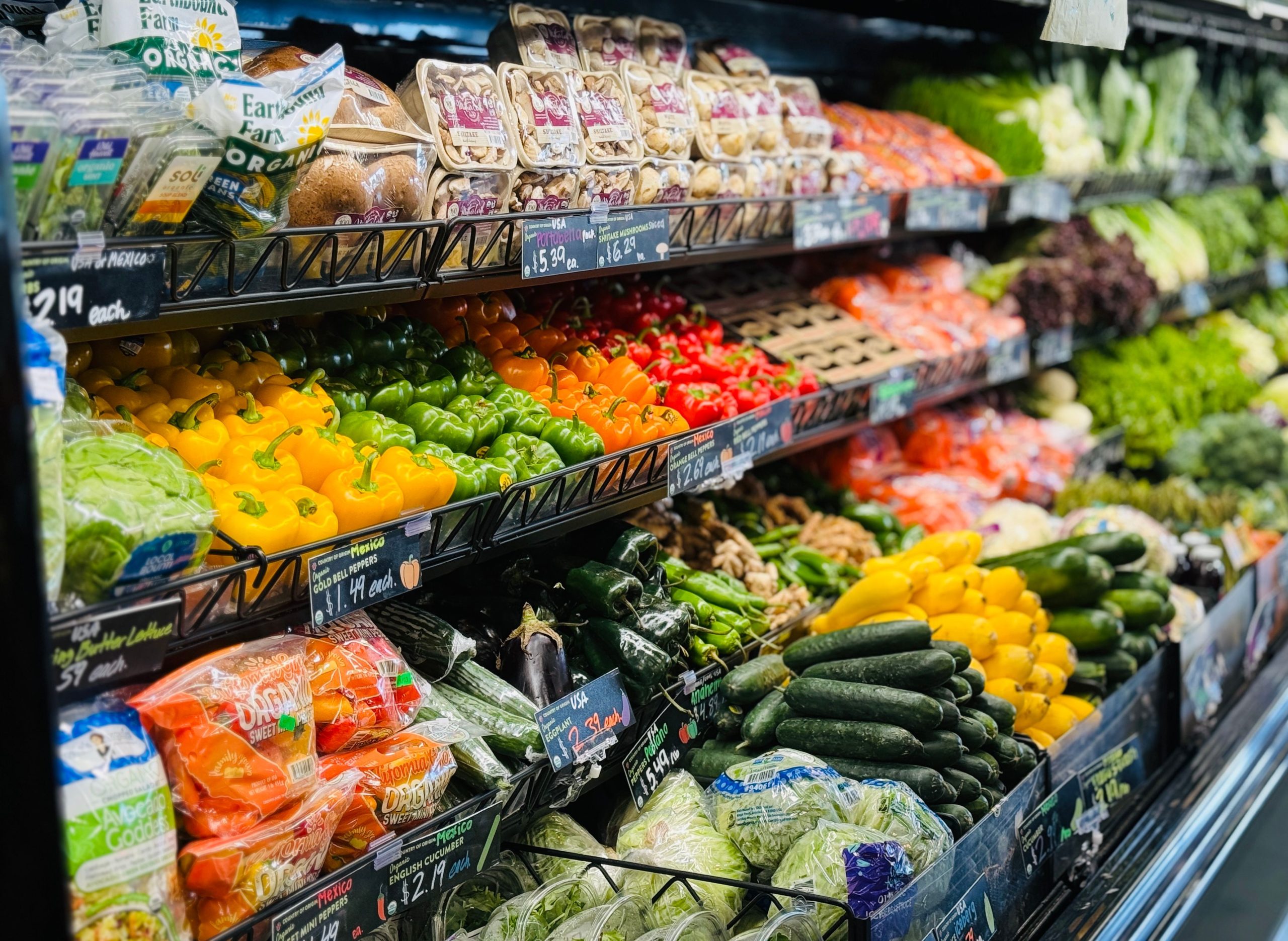 Fruits et légumes variés en épicerie, choix sains