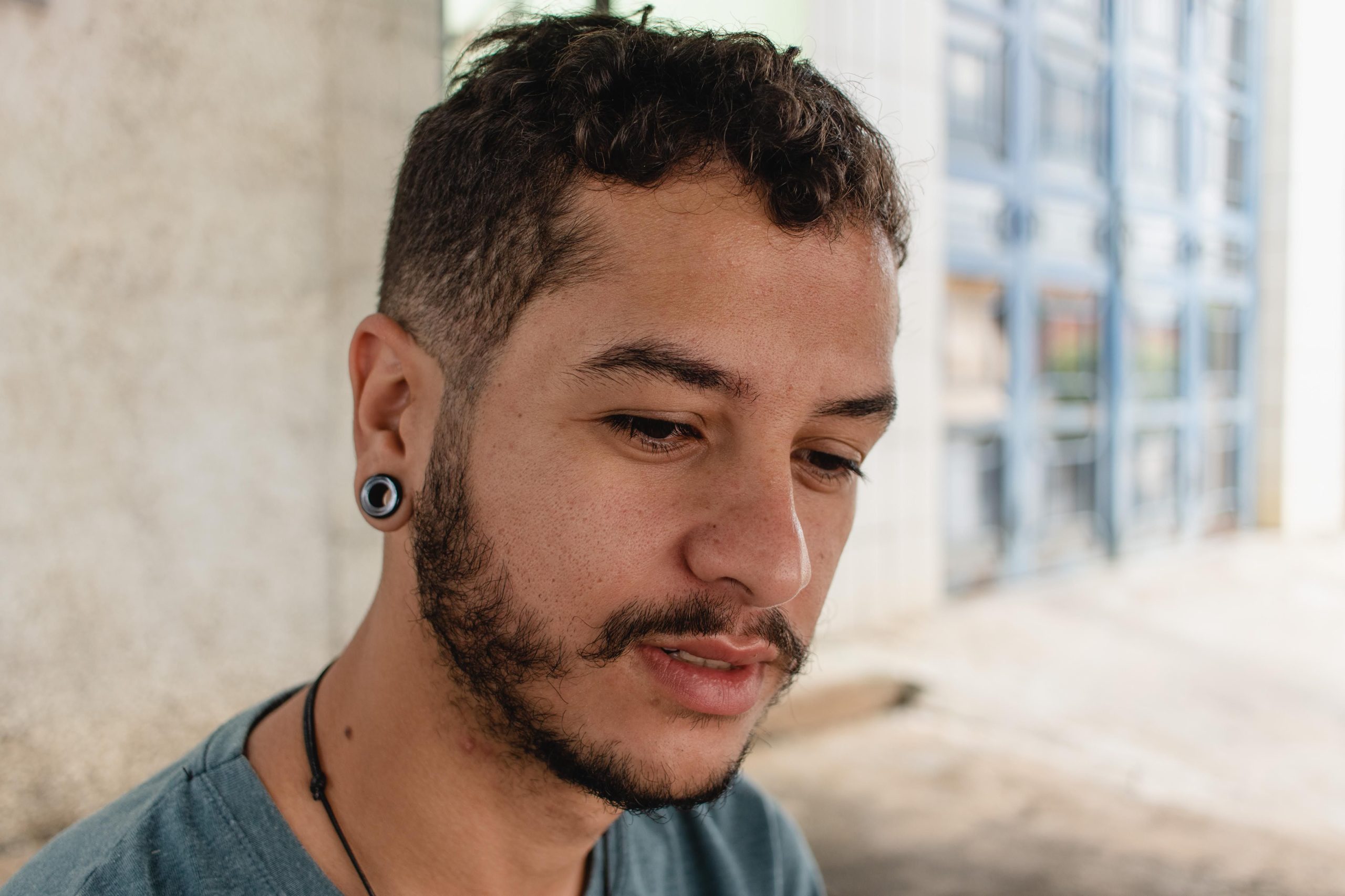 Homme avec tunnels auriculaires et boucles d'oreilles