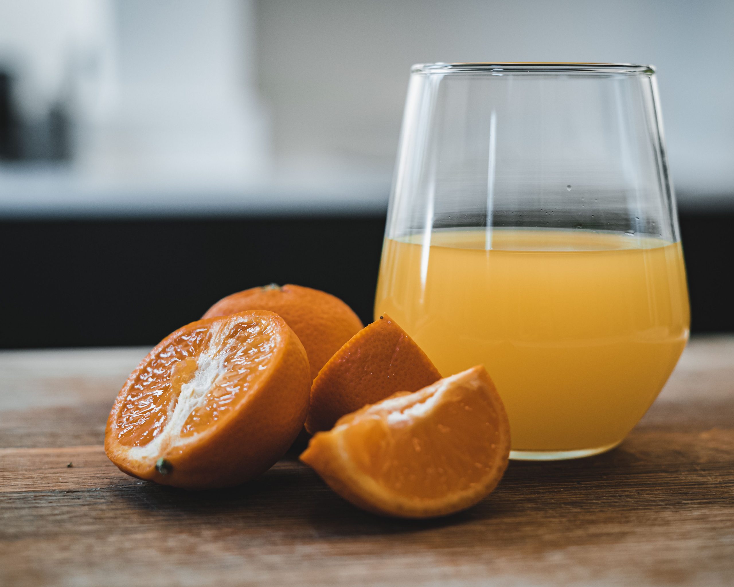 Verre de jus d'orange frais avec tranches d'orange