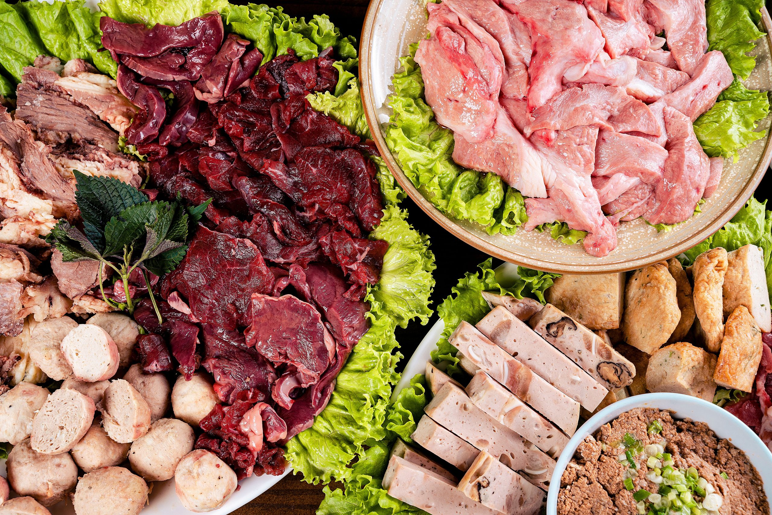 Viandes crues et ingredients assortis vue du dessus