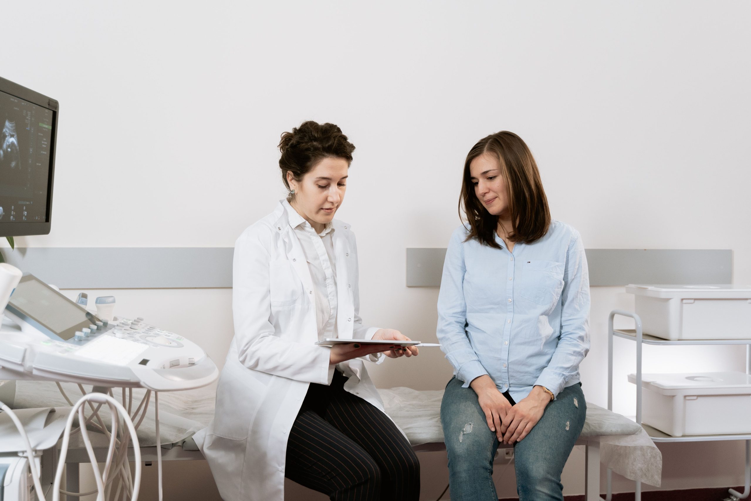 Femme enceinte en consultation gynécologique médicale