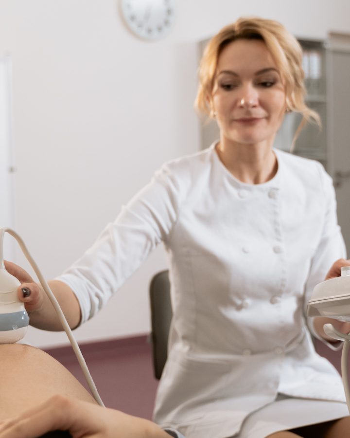 Professionnelle effectuant une échographie chez une femme enceinte