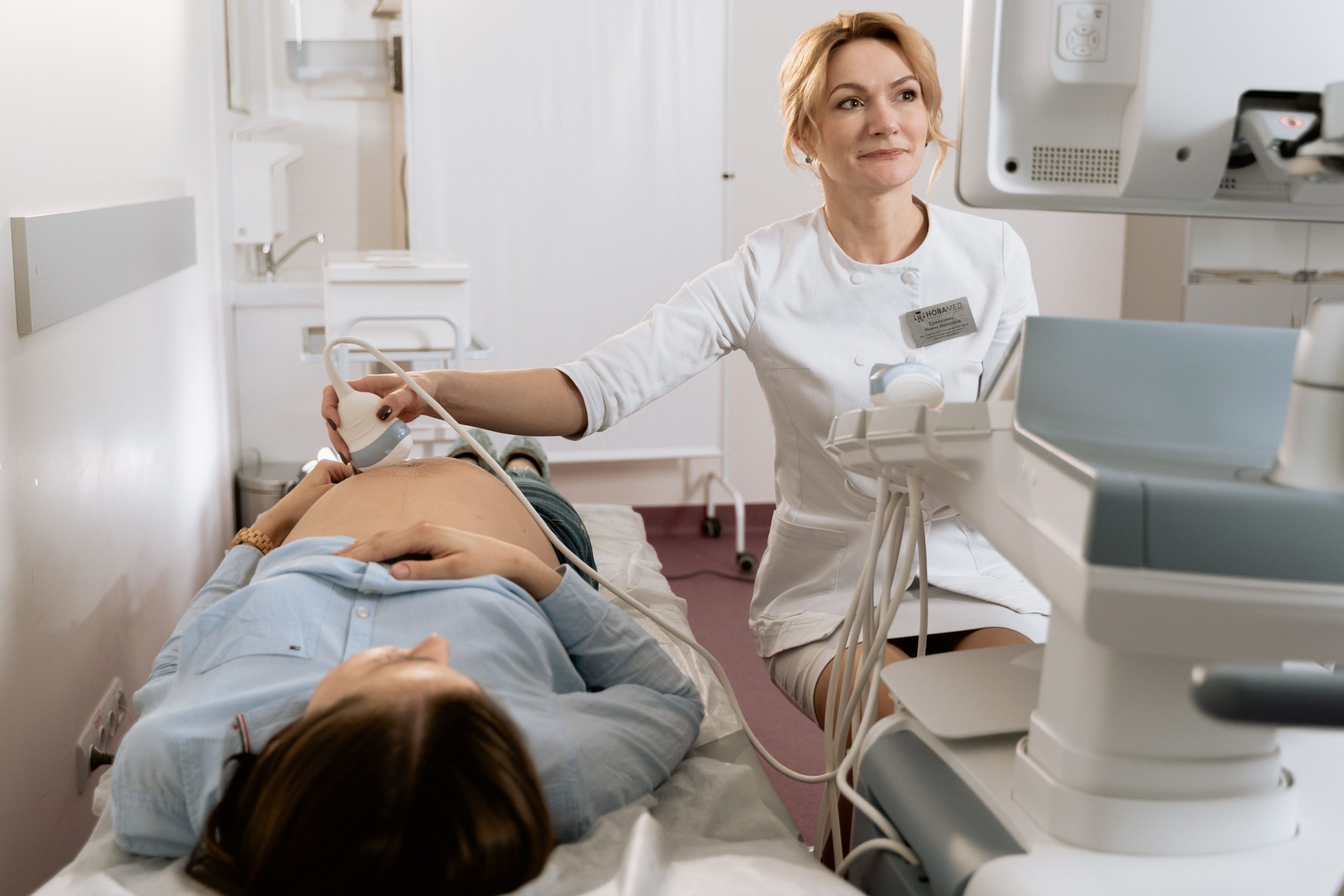 Femme enceinte passant un examen échographique médical