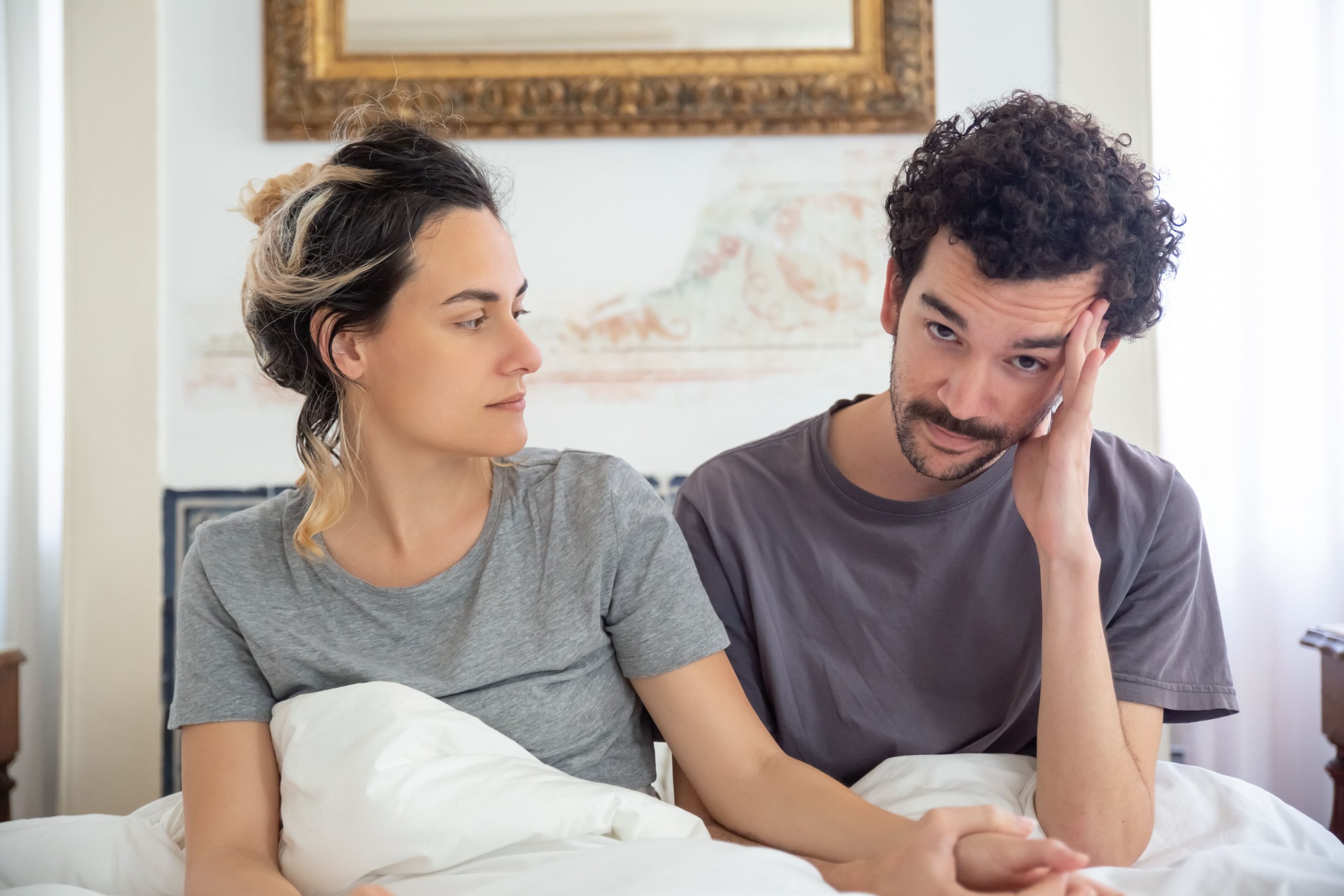 Couple attentionne partageant un moment au lit