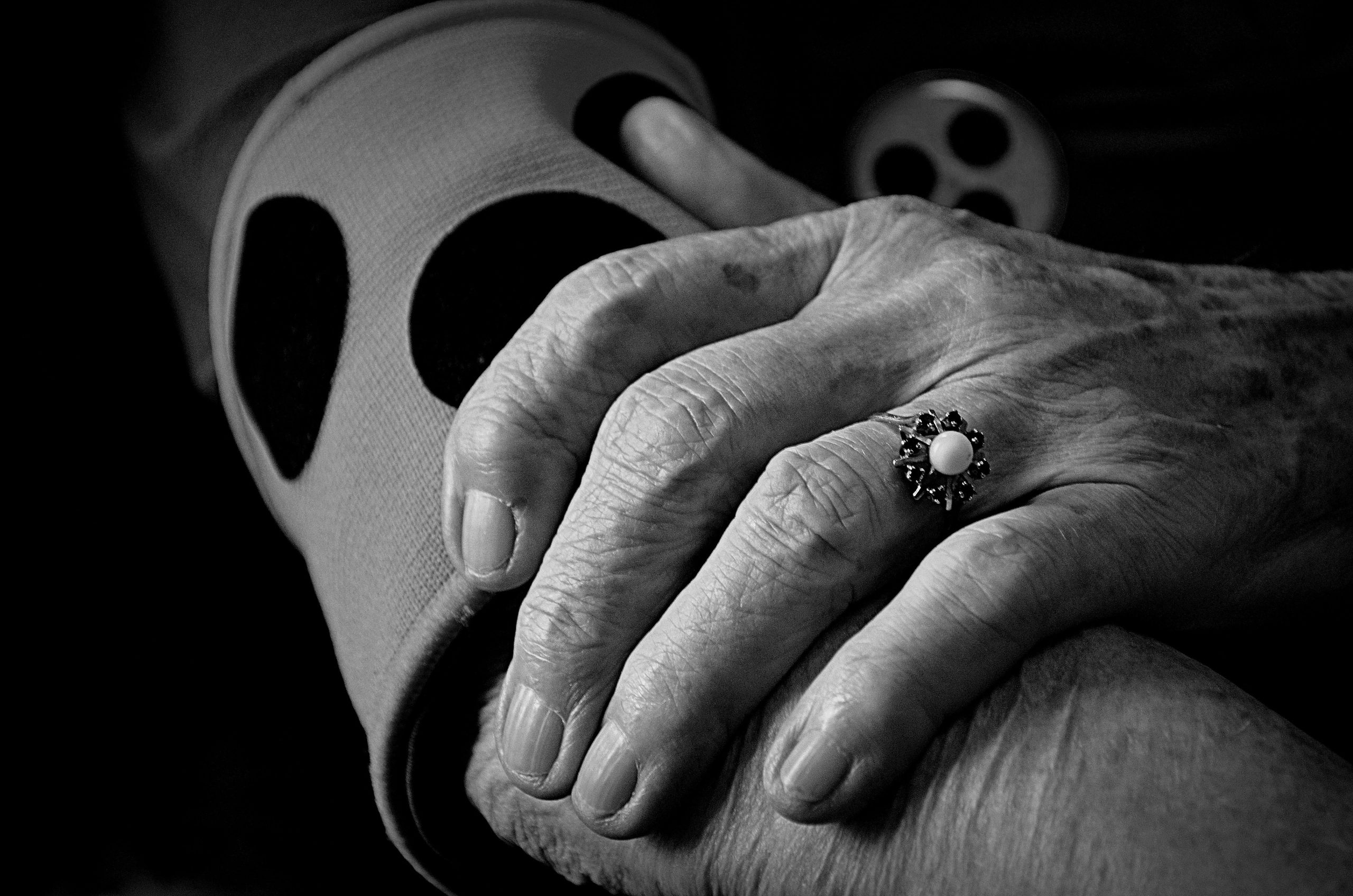 Mains âgées texturées avec bague élégante