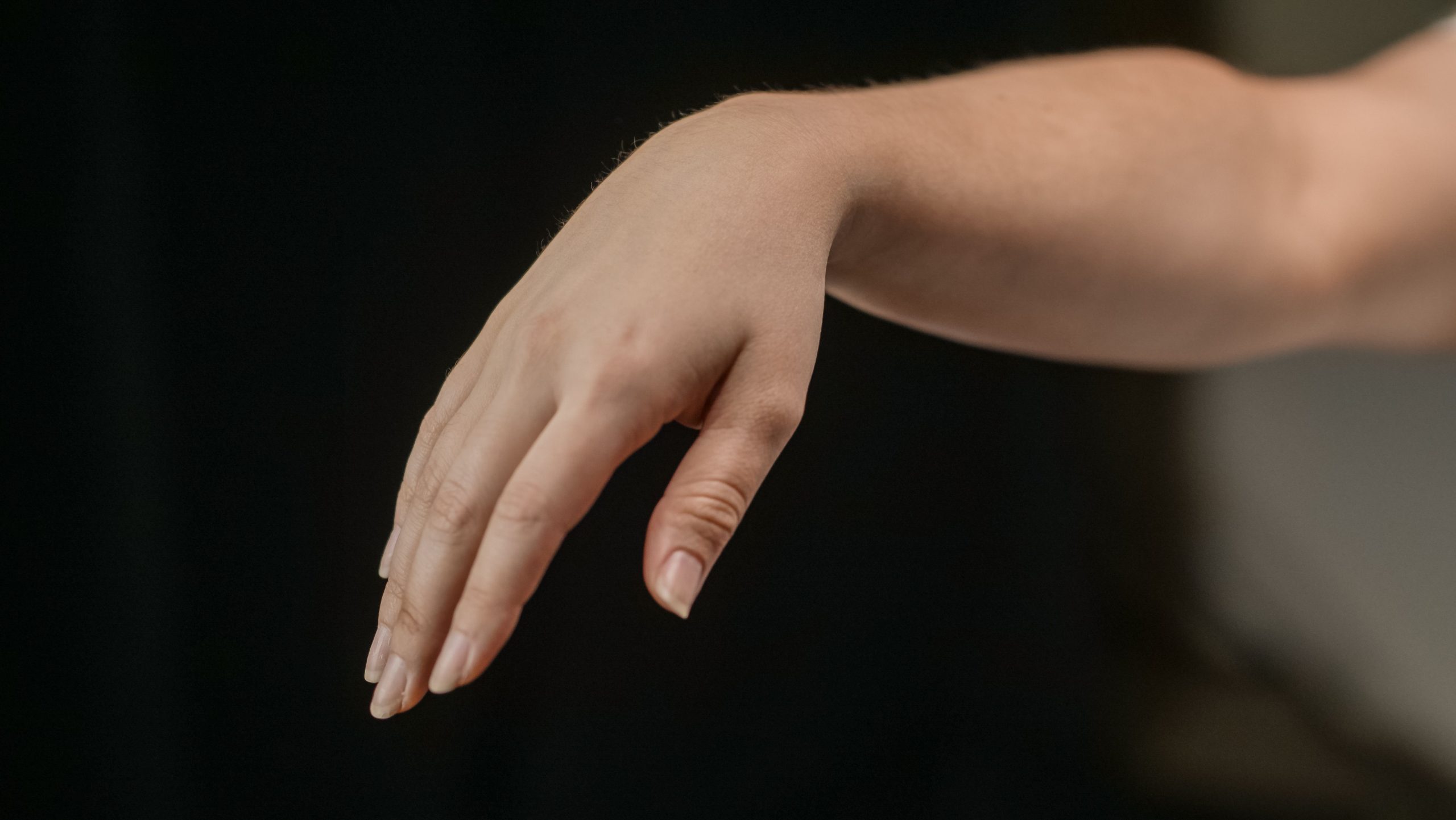 Gros plan sur doigts délicats et ongles