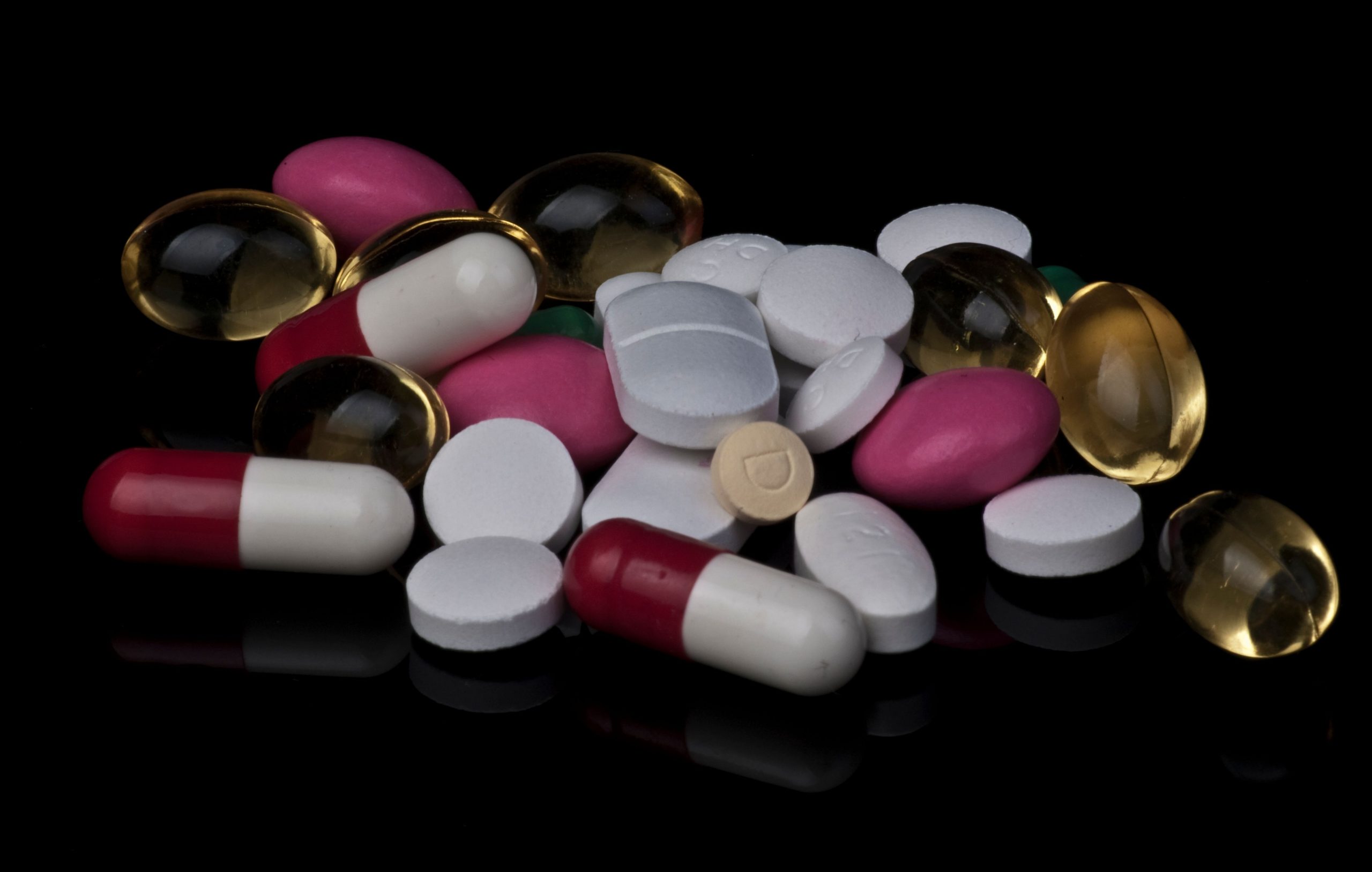 Assortiment de capsules colorées fond noir
