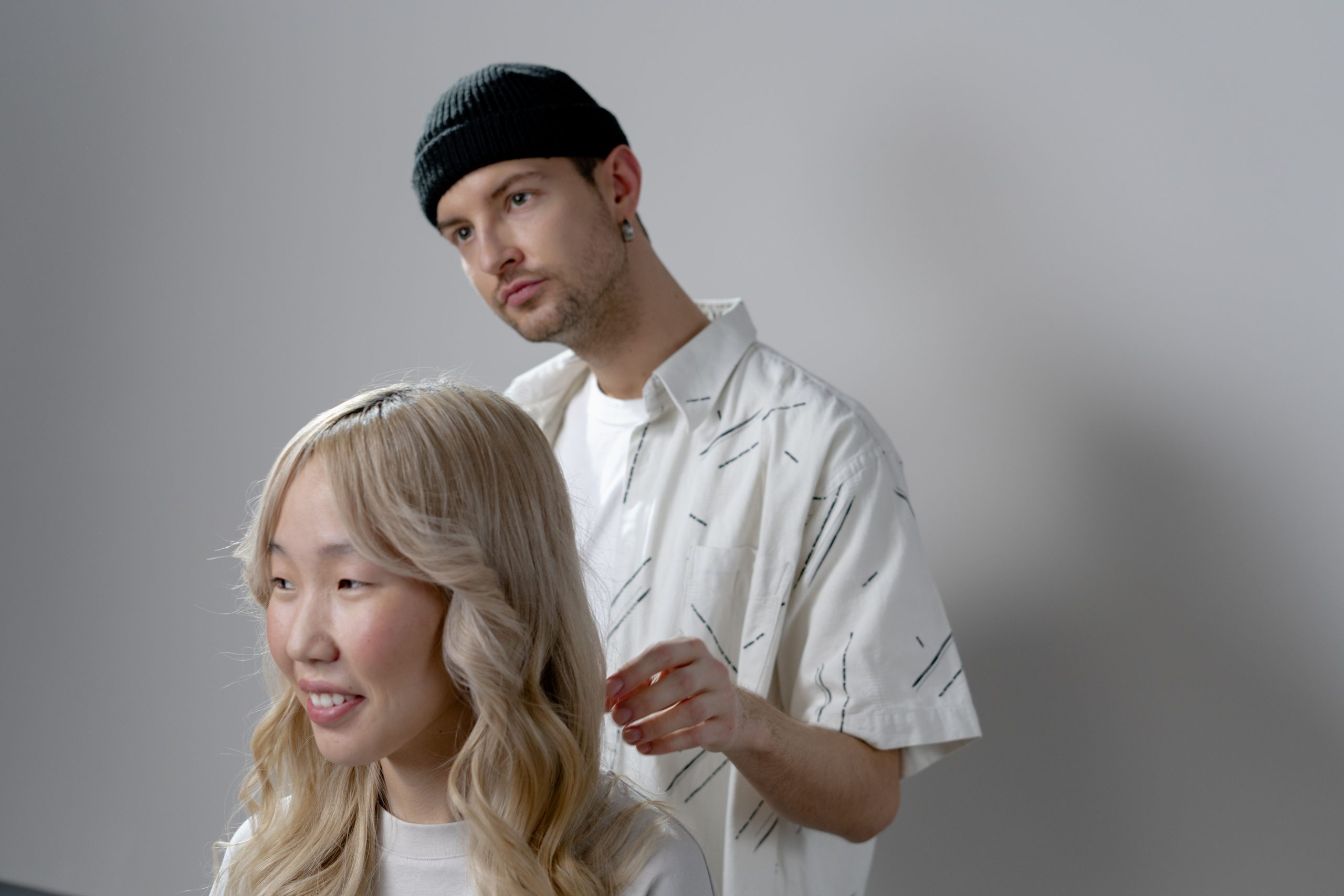 Coiffeur créant une coupe tendance en salon moderne