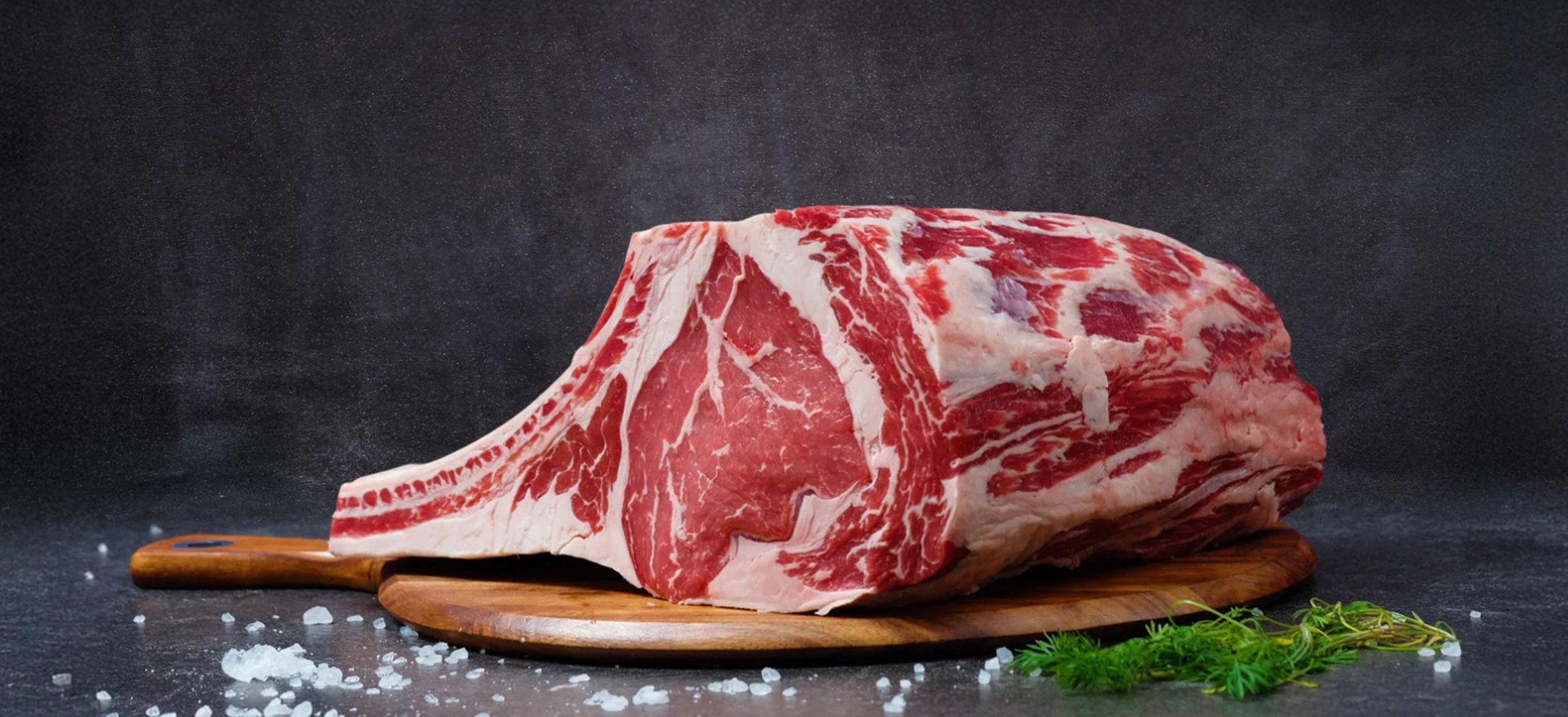 Viande de boeuf ribeye crue sur planche bois