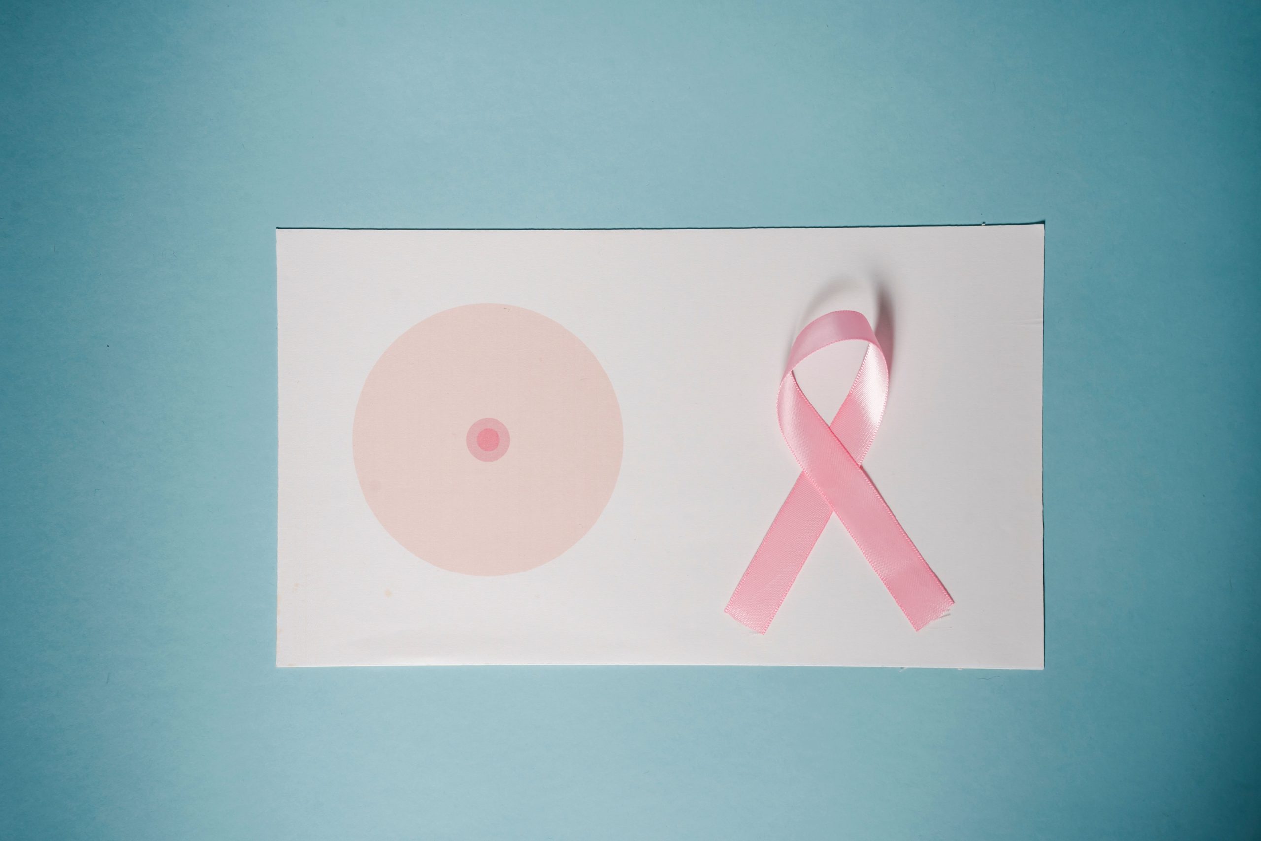 Ruban rose sensibilisation cancer sur fond pastel