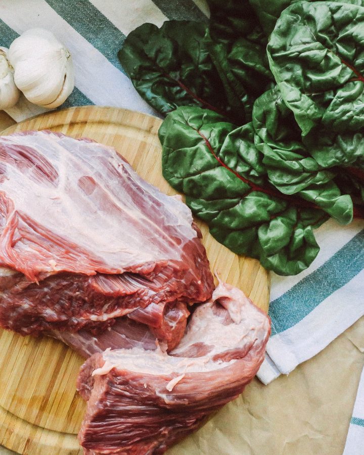 Viande crue, blettes, ail et piment pour cuisiner