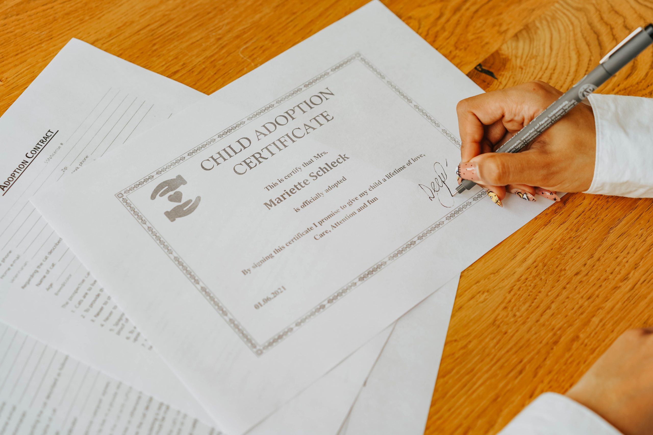 Main signant certificat officiel adoption enfant