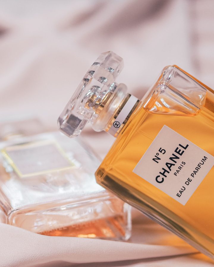 Flacons Chanel No. 5 sur tissu rose poudré