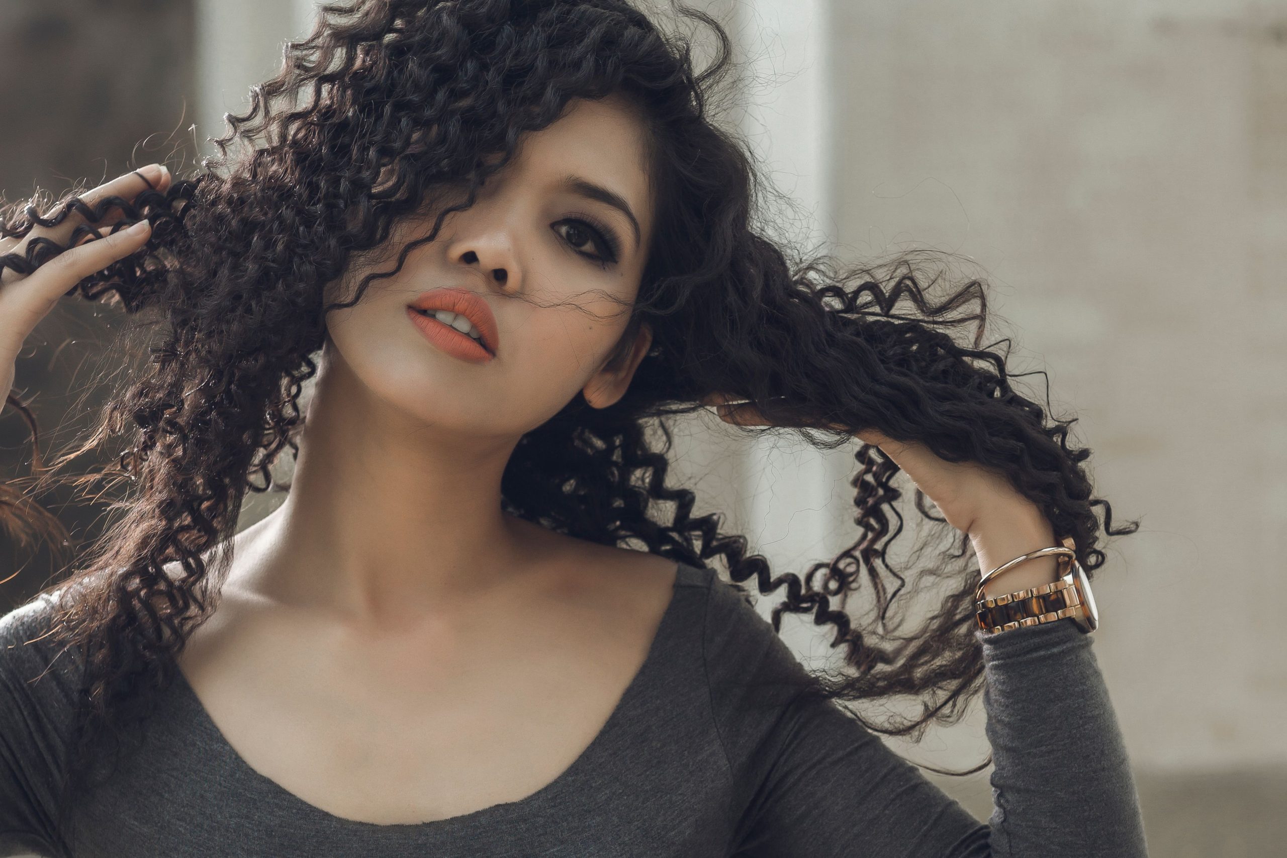 Femme souriante avec cheveux bouclés élégants