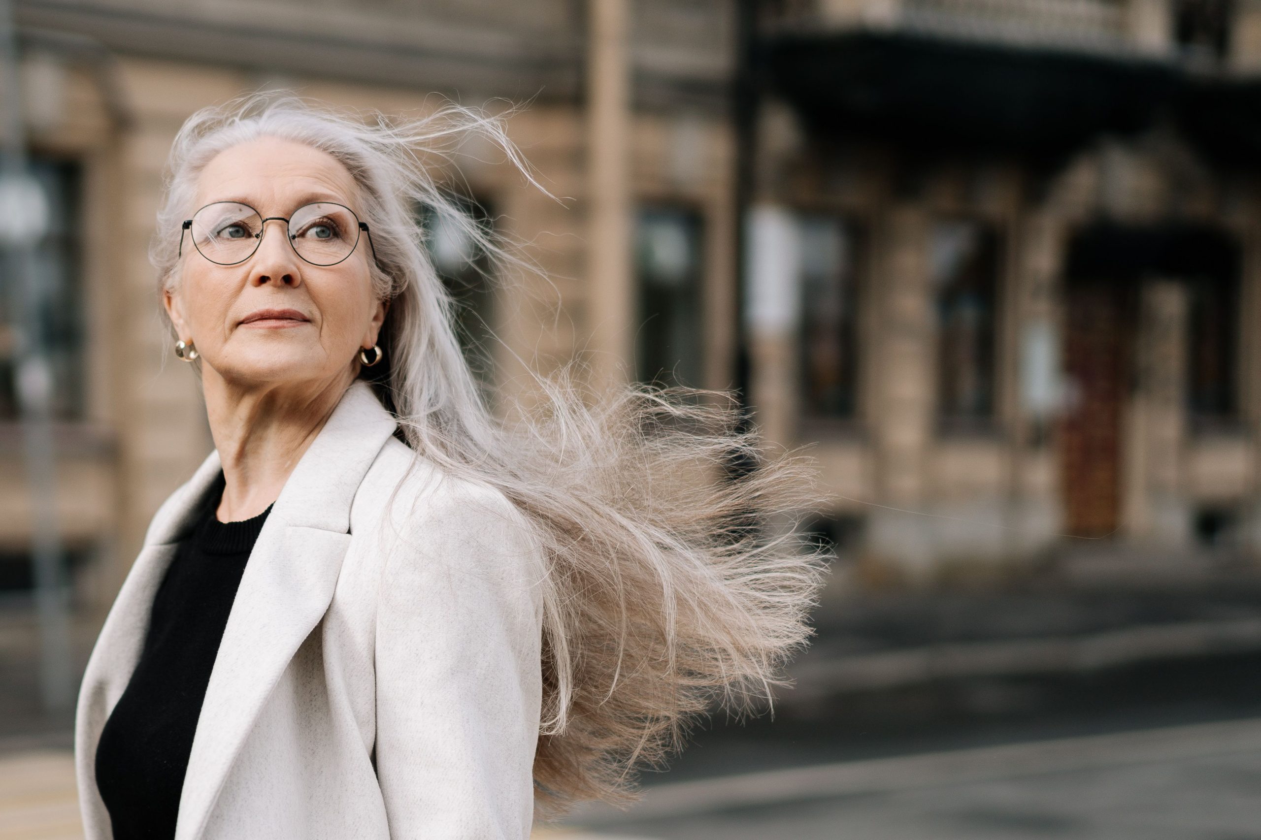 Femme senior stylée avec cheveux longs et lunettes