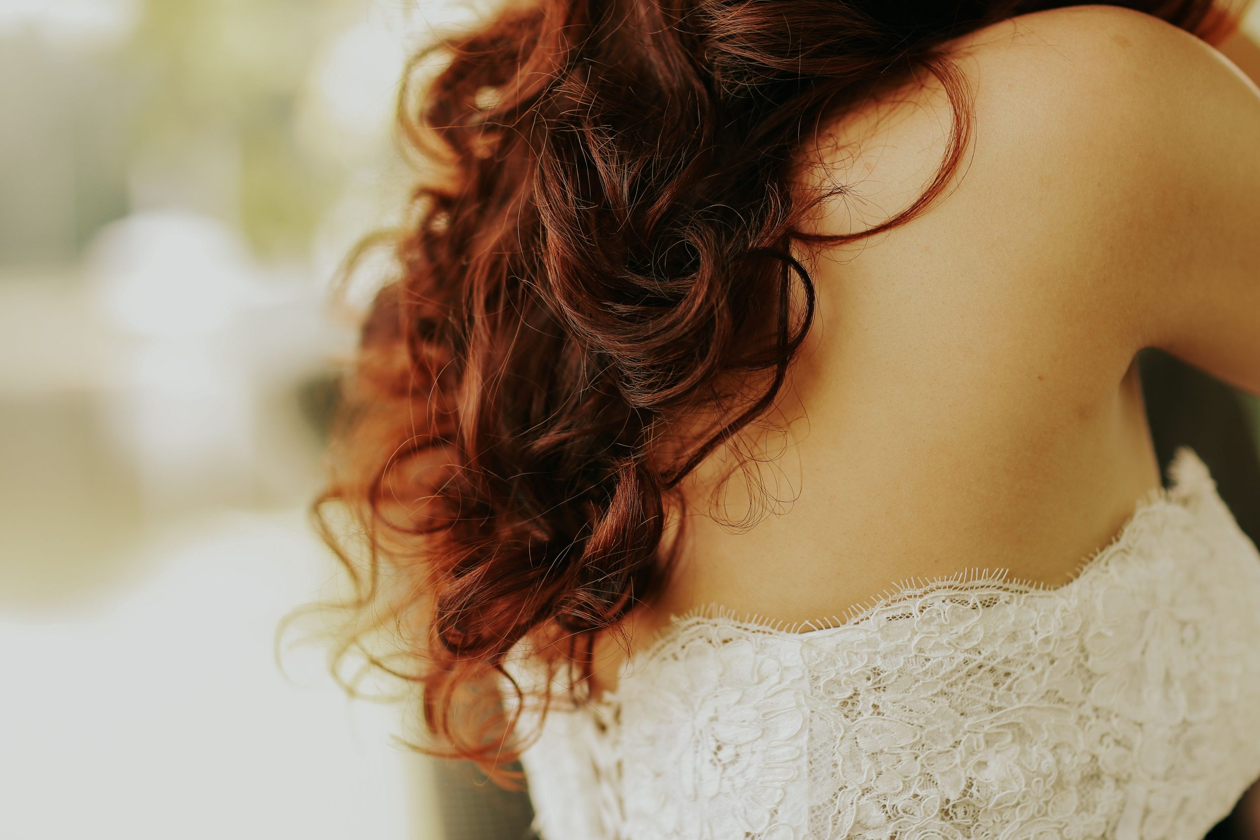 Femme aux cheveux ondulés texture naturelle