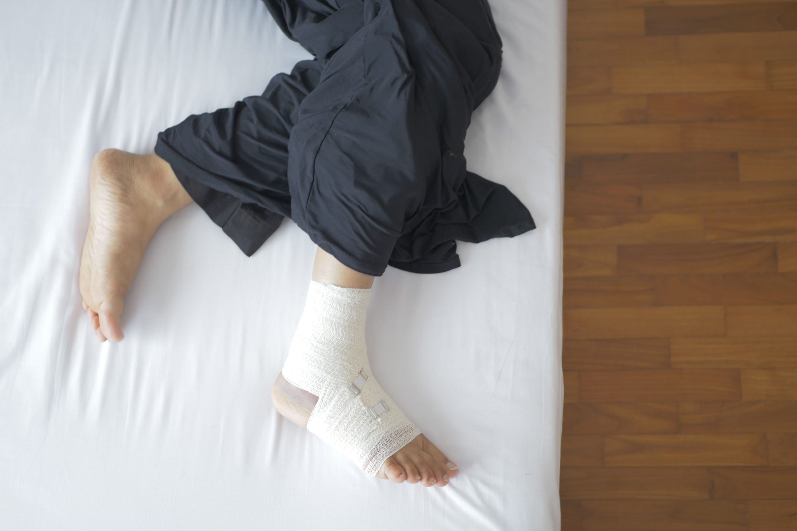 Pied bandé au repos sur lit