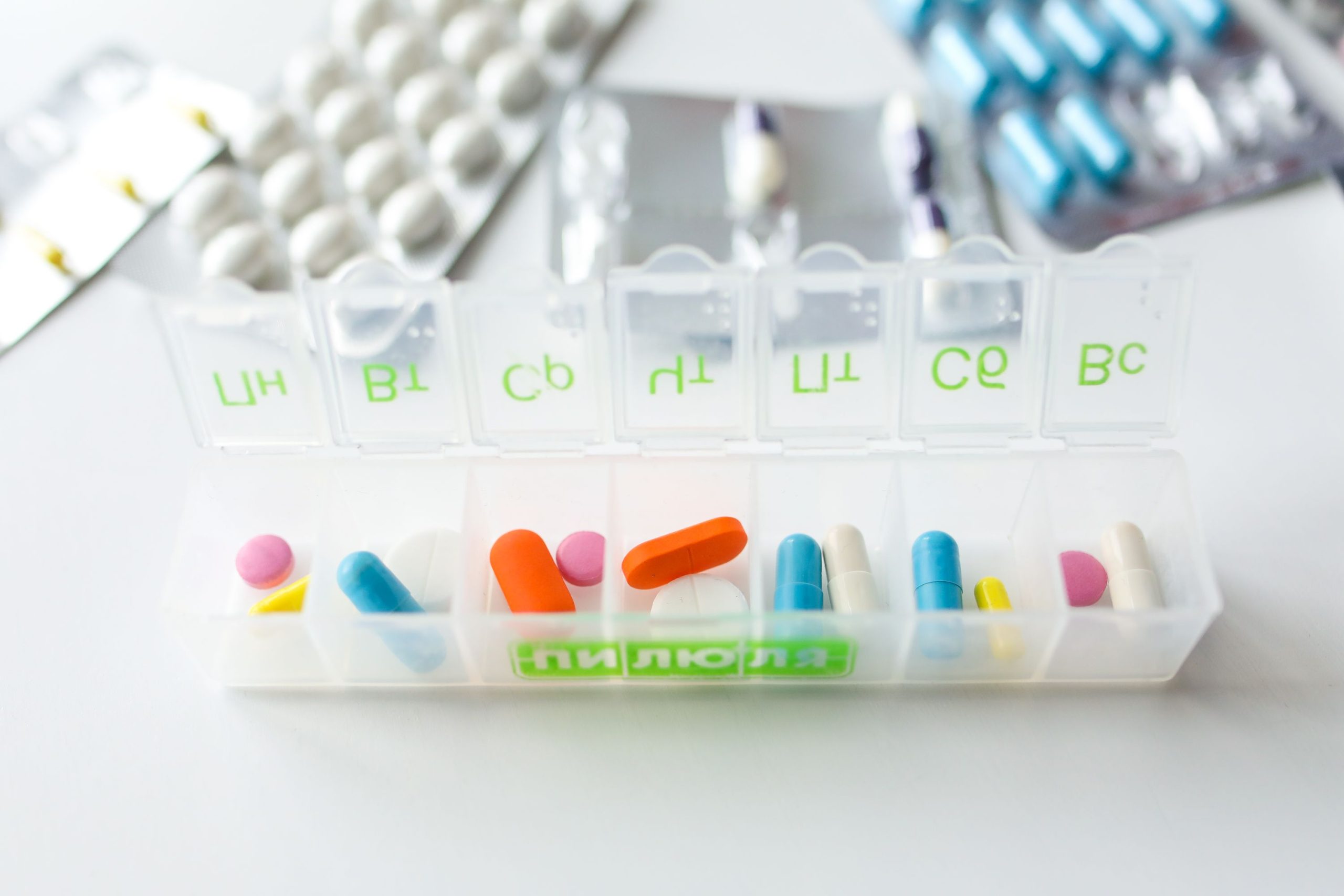 Boîte à médicaments hebdomadaire avec gélules colorées