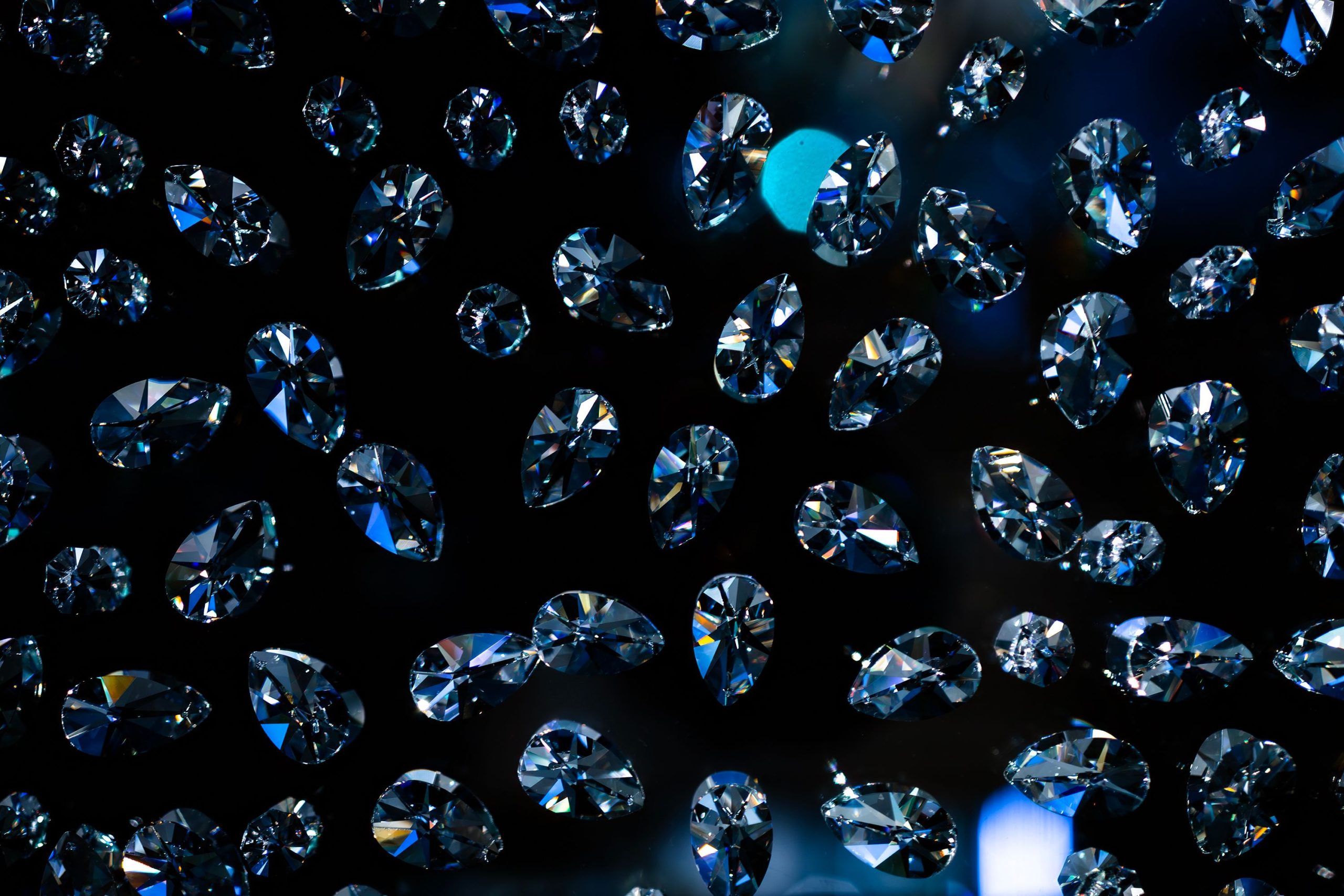 Diamants scintillants sur fond sombre luxueux