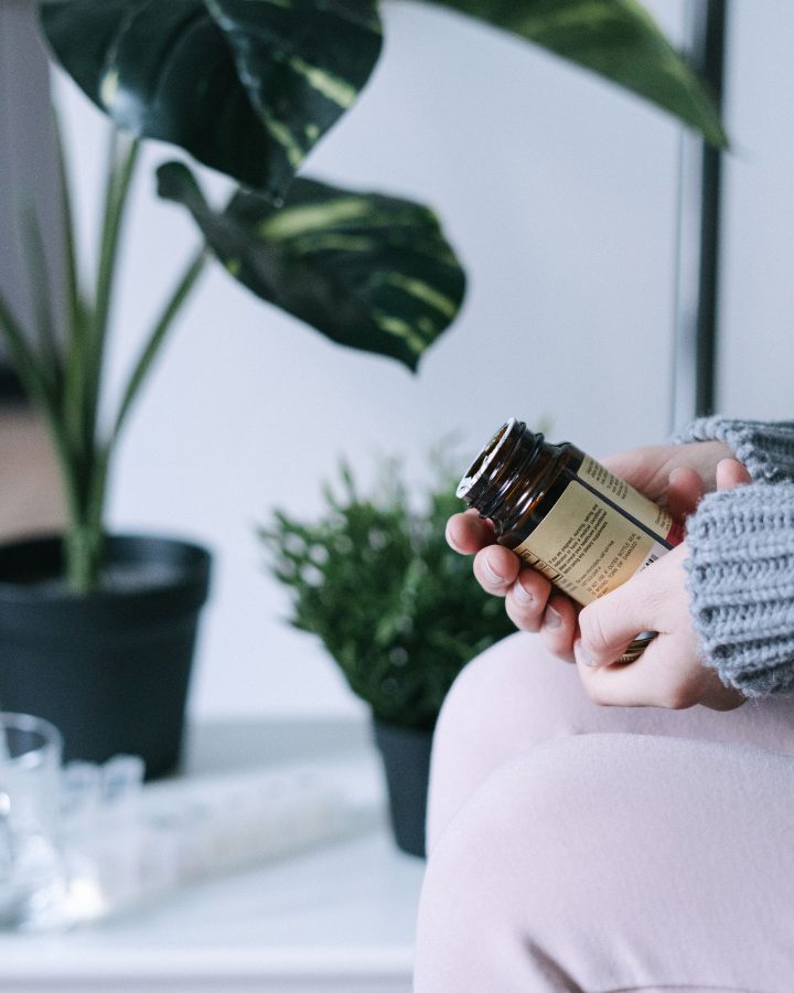 Femme tenant une bouteille de remede naturel