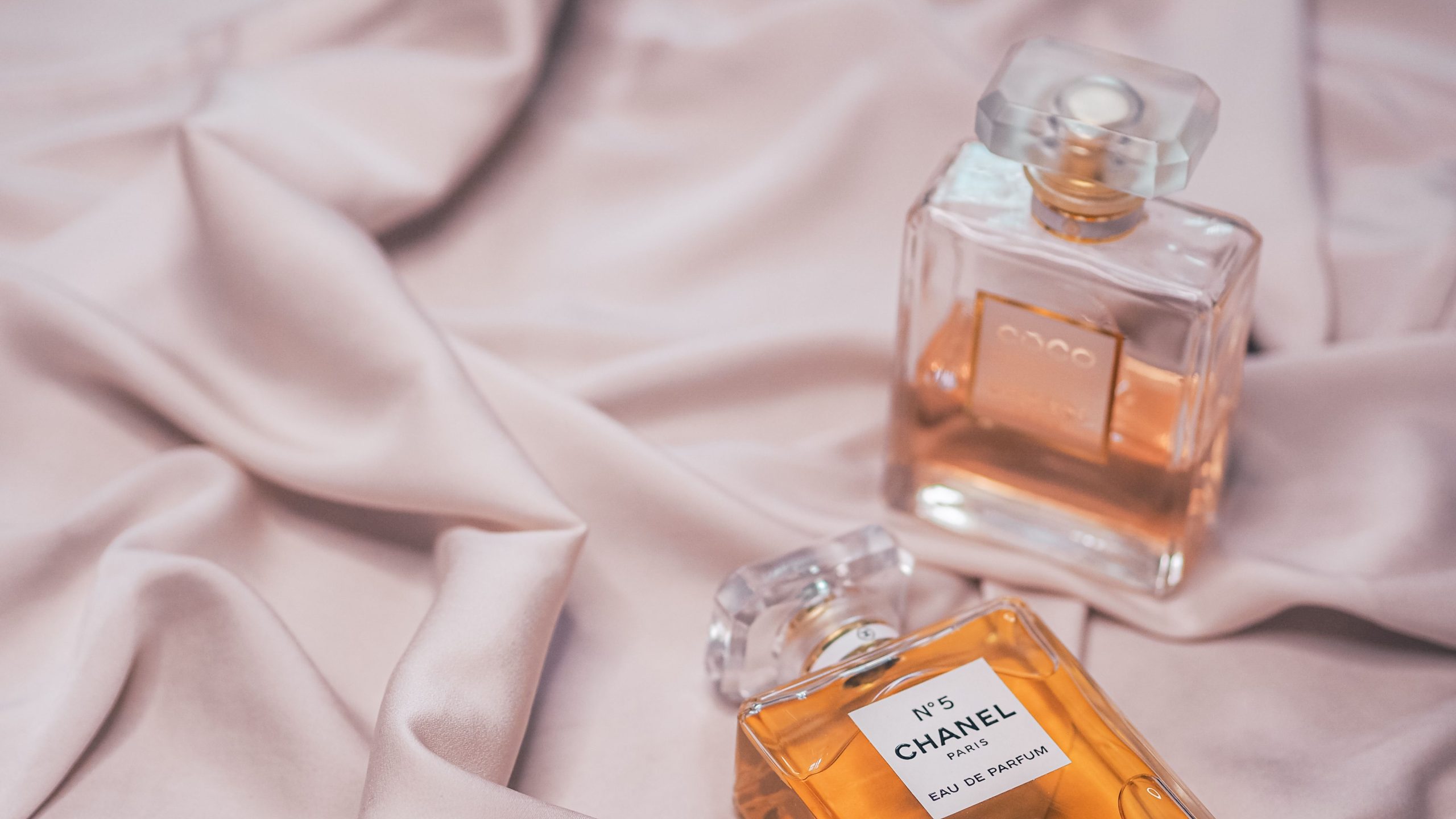 Bouteilles luxe sur soie rose pâle