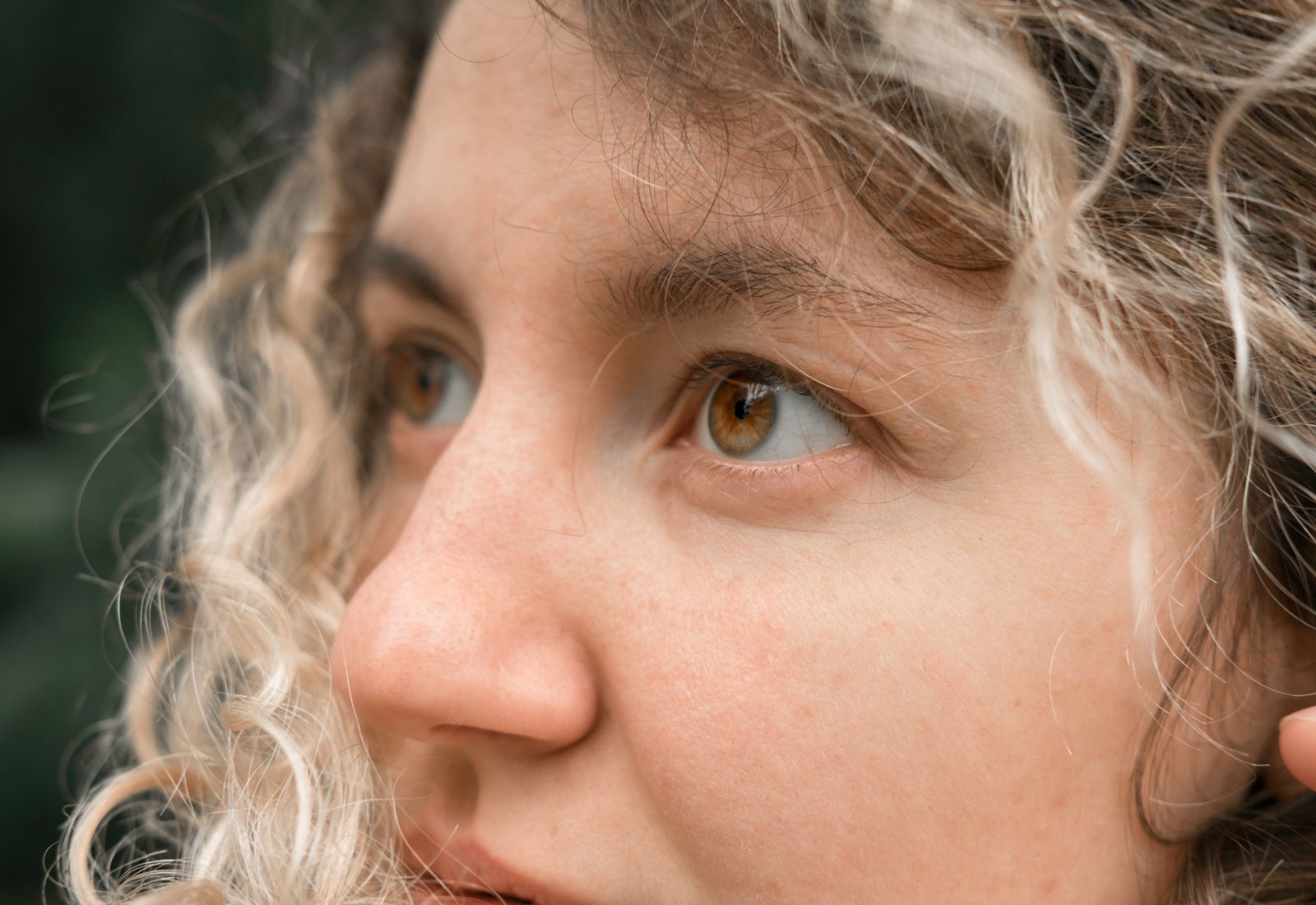 Cheveux bouclés ou ondulés : comment savoir lequel tu as ?