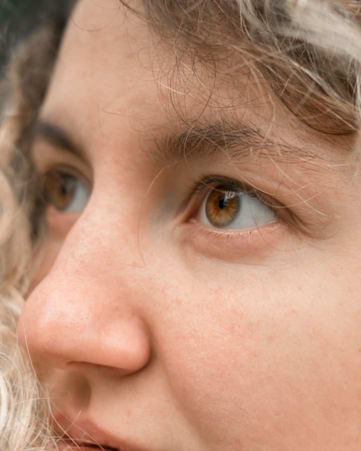 Jeune femme aux cheveux blonds bouclés