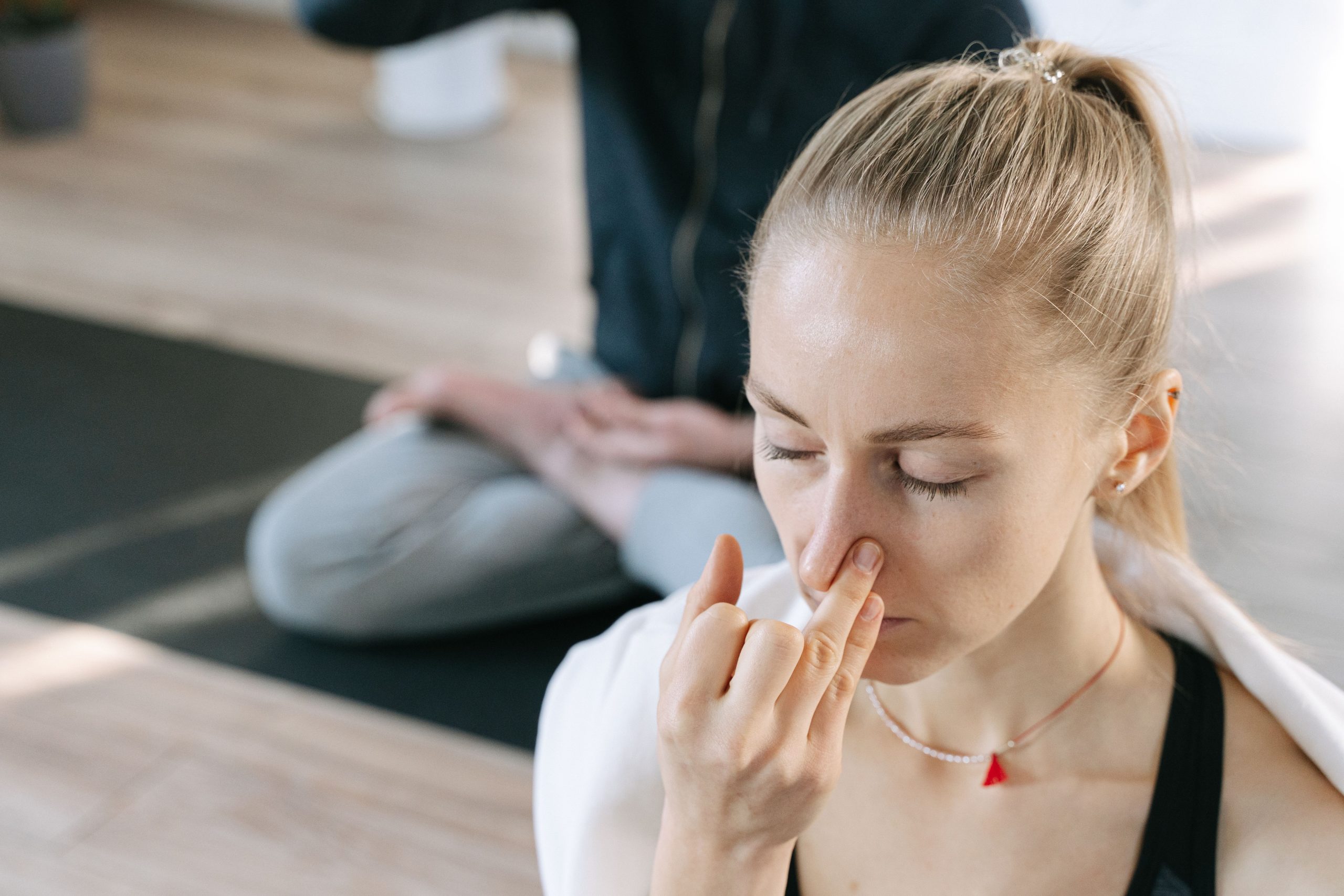 Femme méditant et pratiquant la respiration yogique