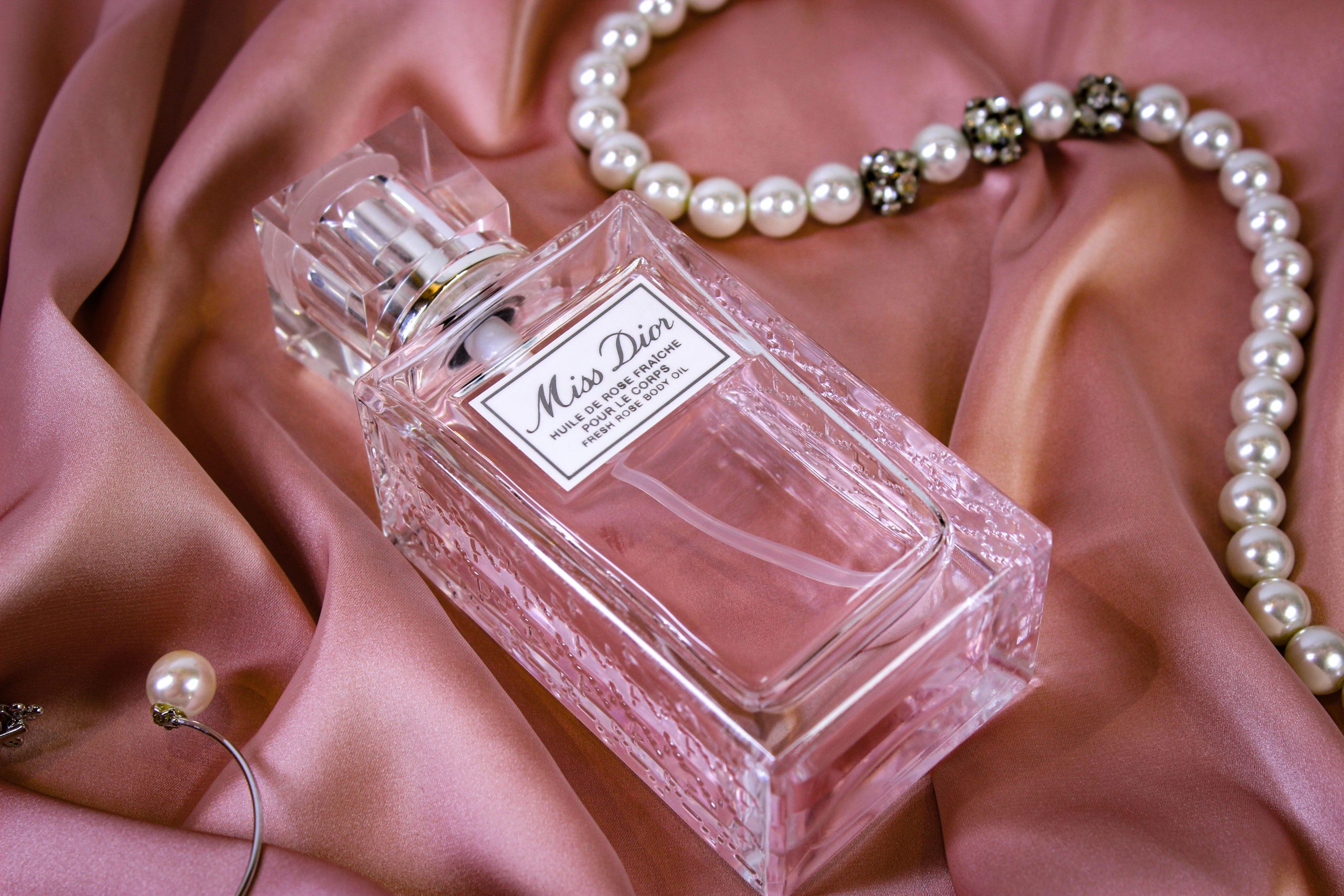 Flacon parfum luxe avec collier perles