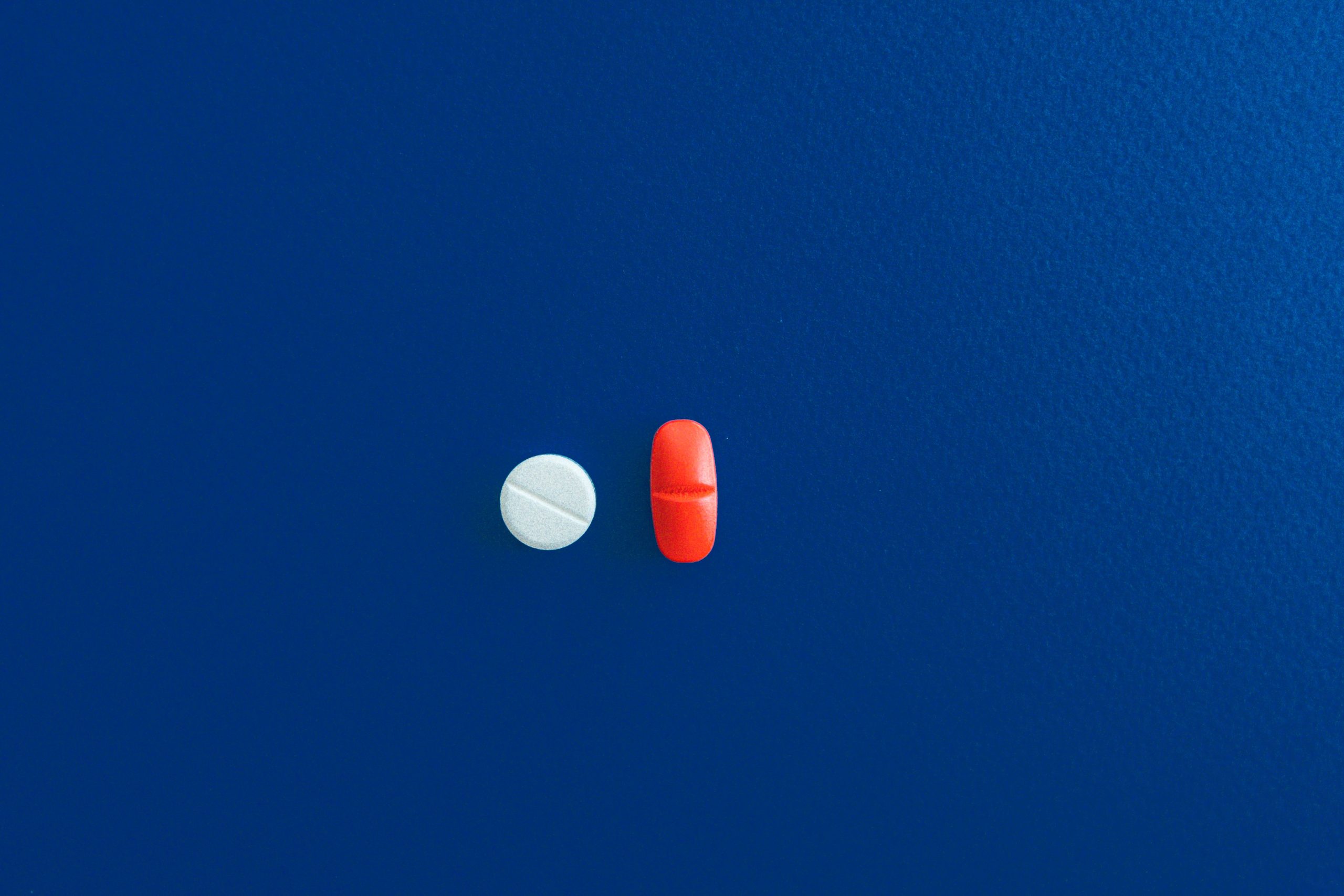Deux comprimés sur fond bleu clair