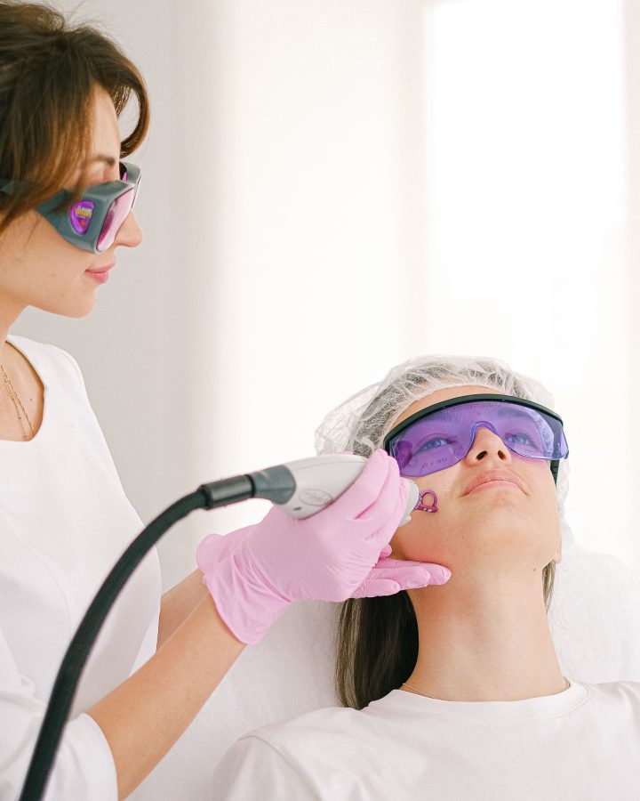 Cosmetologue realisant traitement laser sur femme