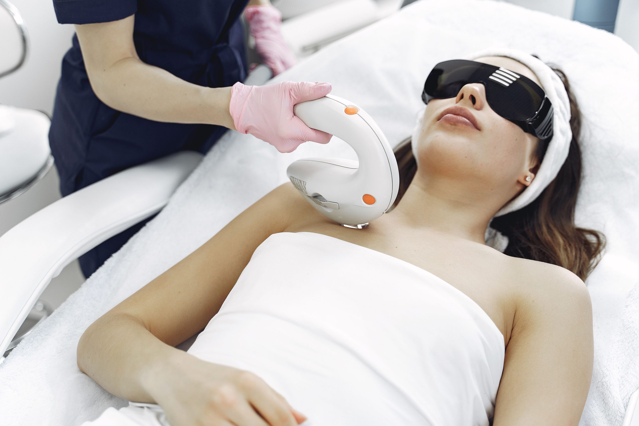 Specialiste appliquant laser pour traiter vergetures