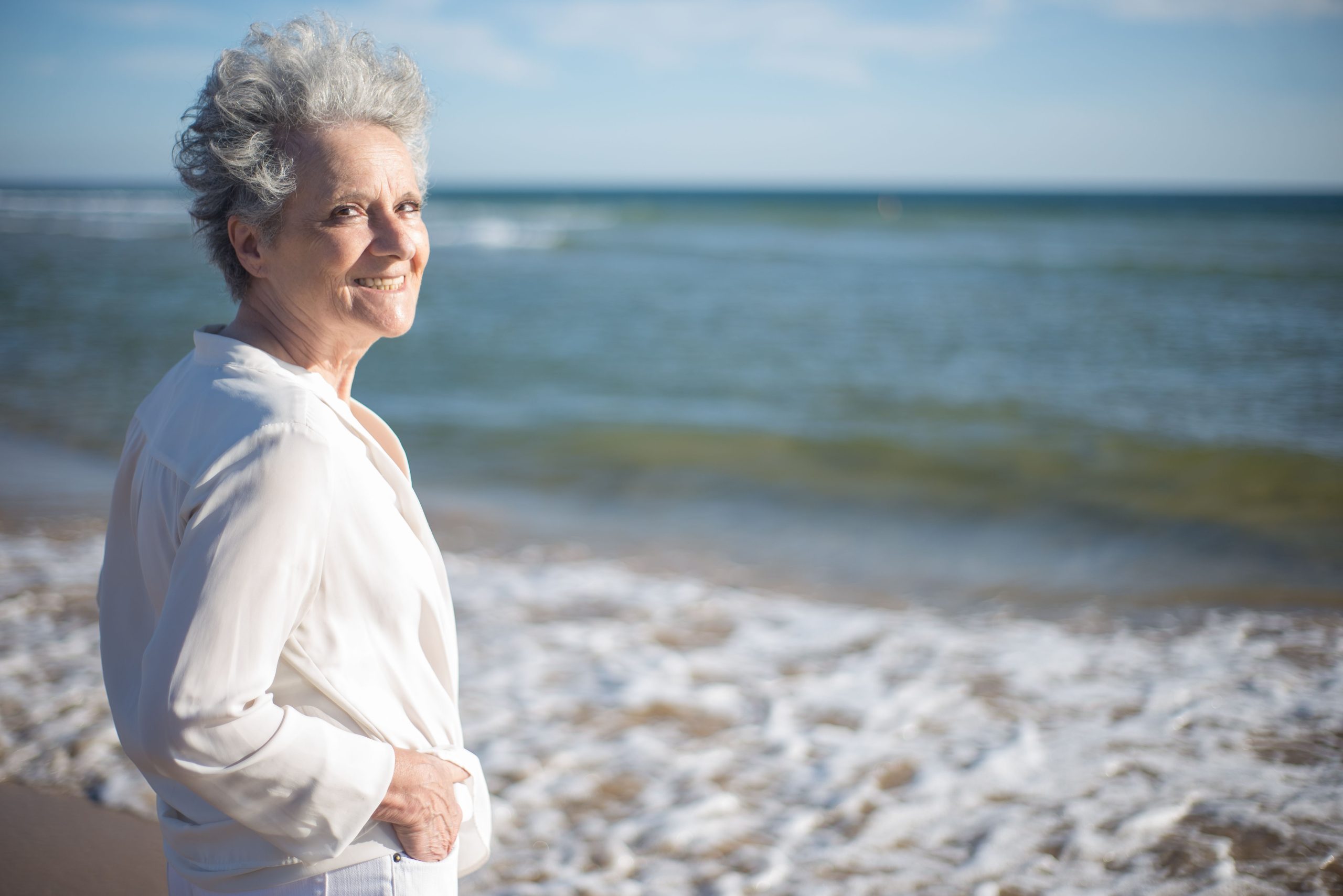 Femme joyeuse profitant du soleil en bord de mer