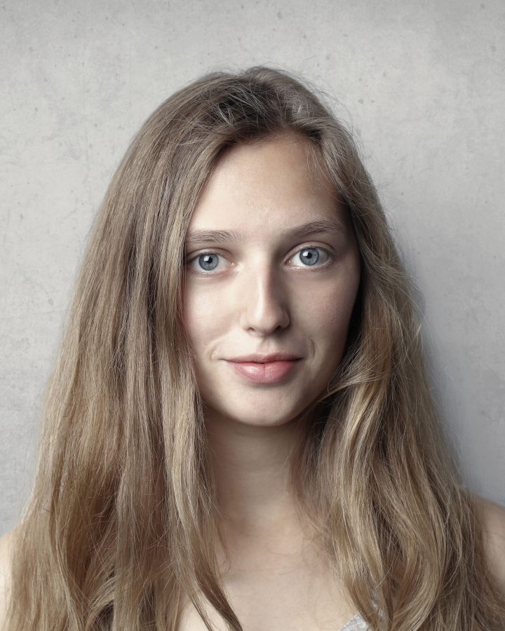 Femme souriante aux cheveux blonds longs