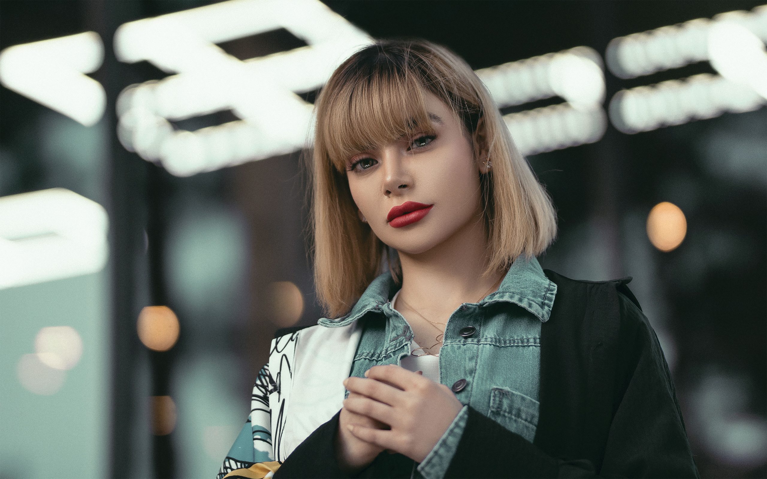 Femme blonde stylée avec veste en denim