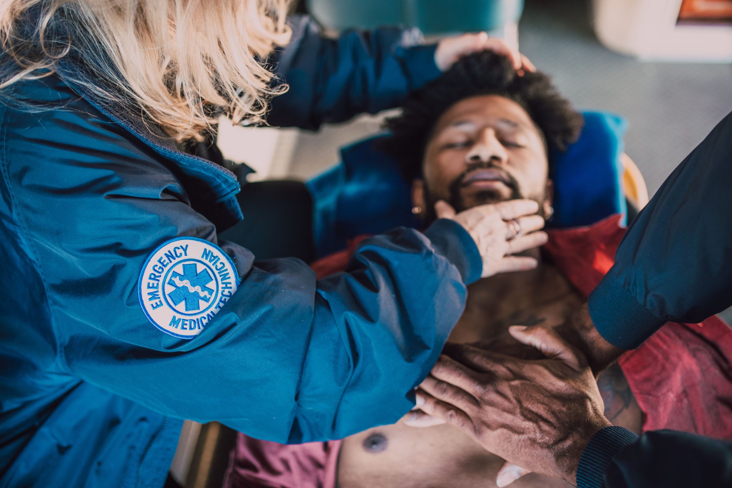 Paramedics réanimant patient inconscient urgence