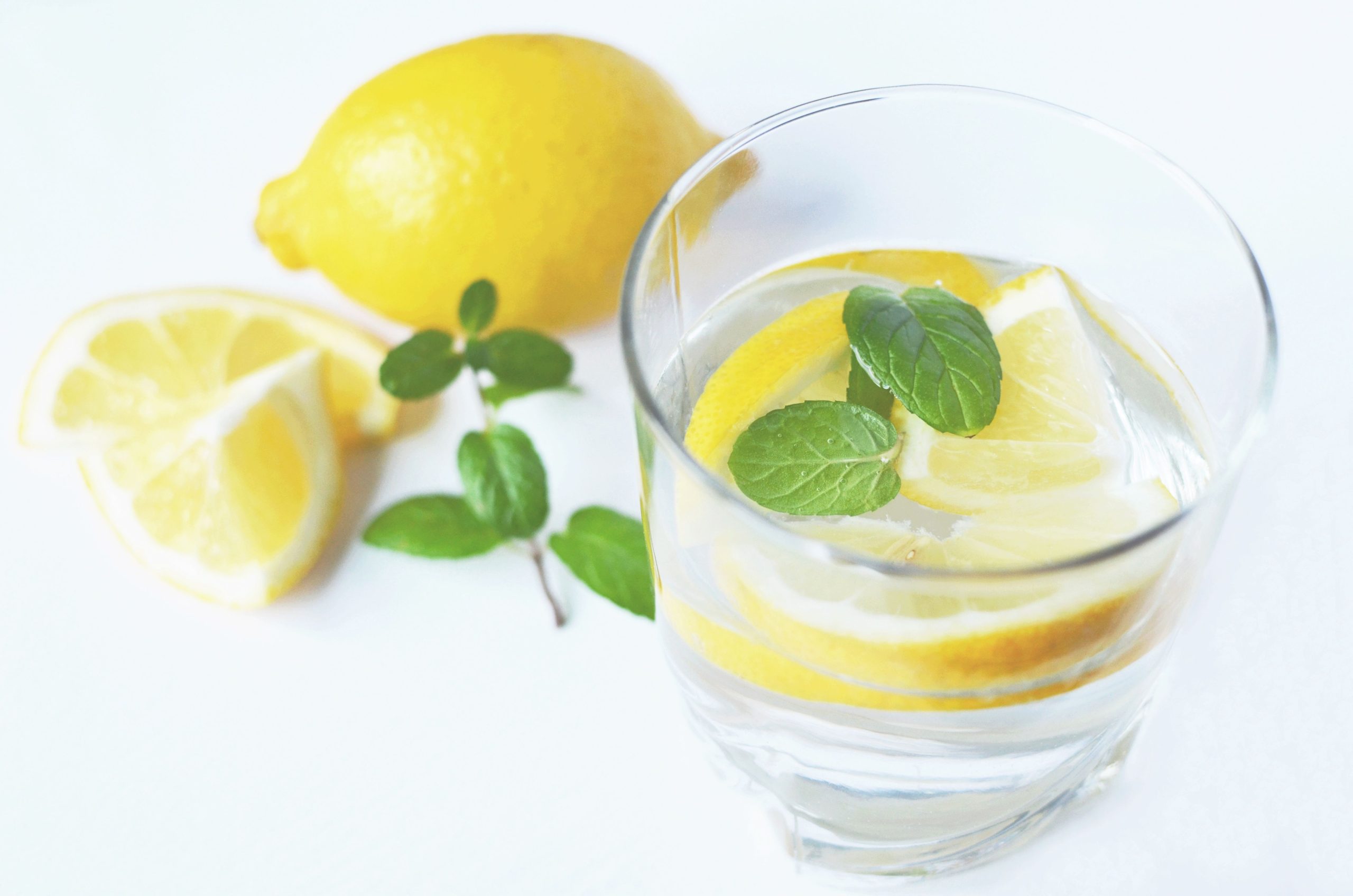 Verre d'eau citronnée avec feuilles de menthe