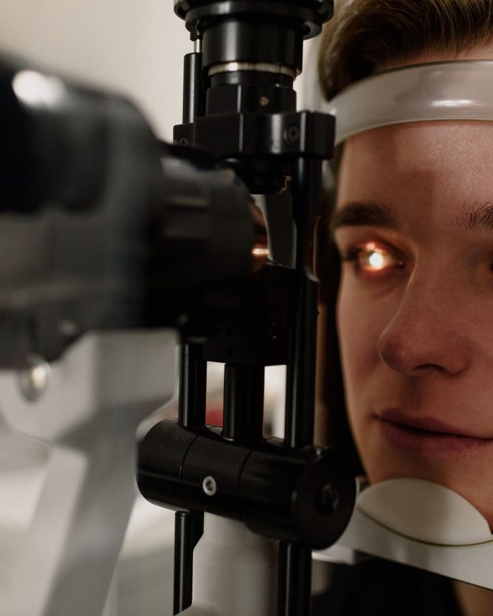 Femme examen vue microscope ophtalmologie